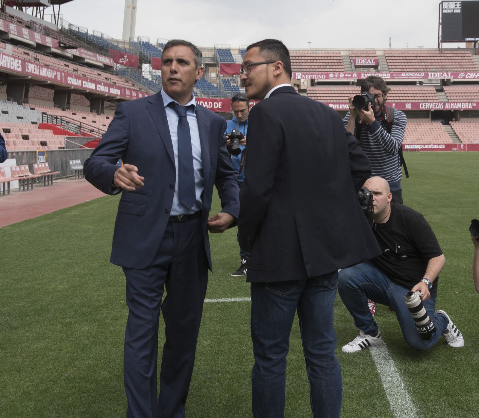 Manolo Salvador junto a Kangning Wang, vicepresidente.