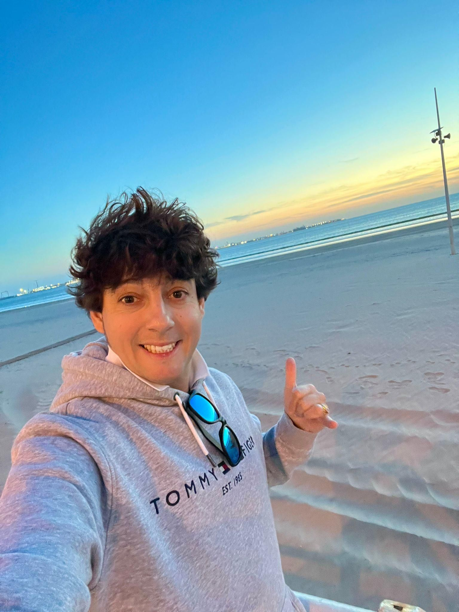 Kuky Fuego paseando por la playa de Valdelagrana, una d elas playas más próximas a Jerez.