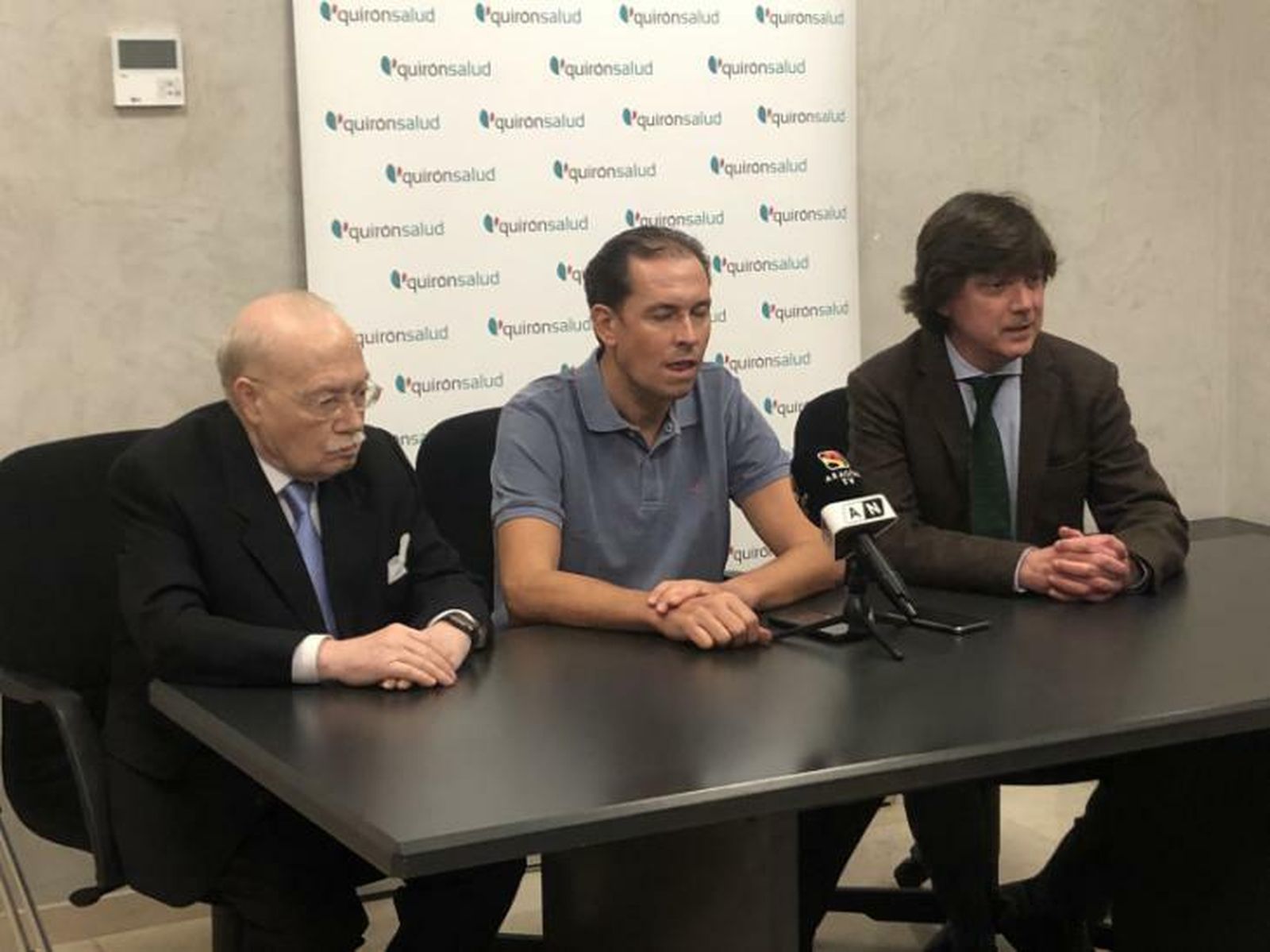 Mariano de la Viña, en el centro, en rueda de prensa.