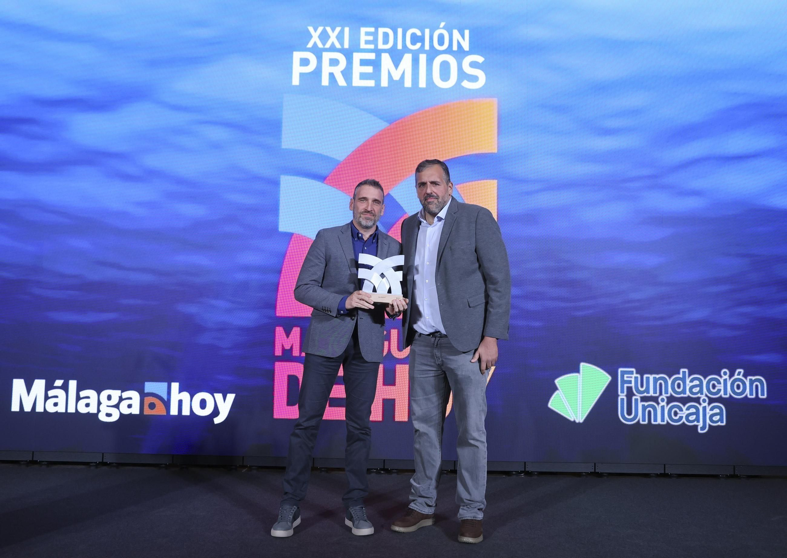 Ibon Navarro recibe el premio.