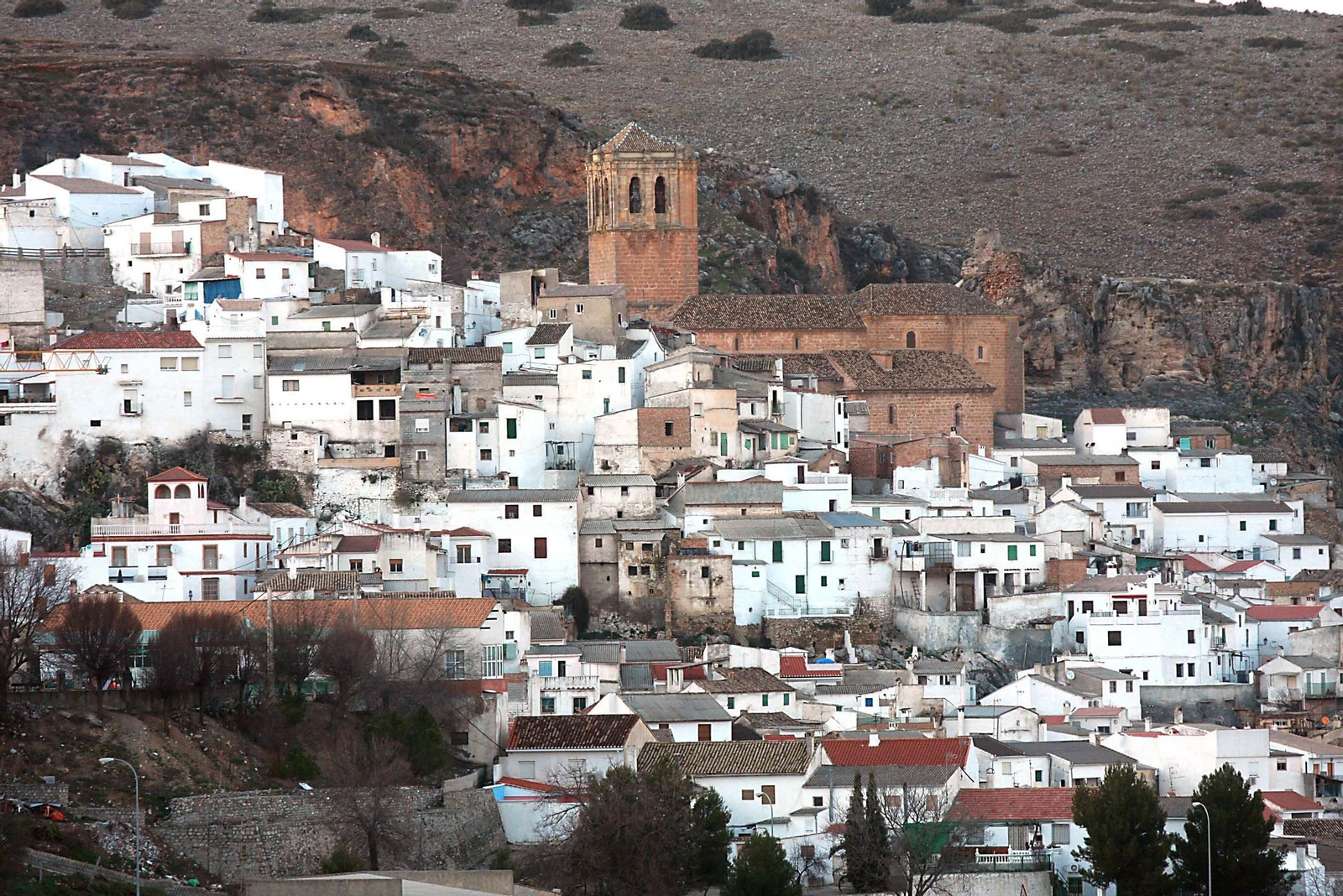 Una imagen de archivo de Colomera, coronada por su iglesia.