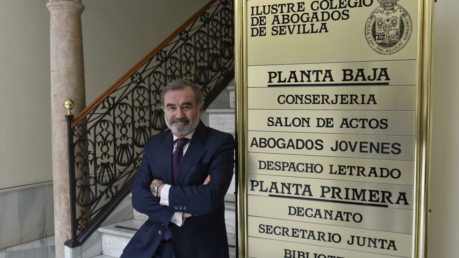 El decano posa en el colegio.