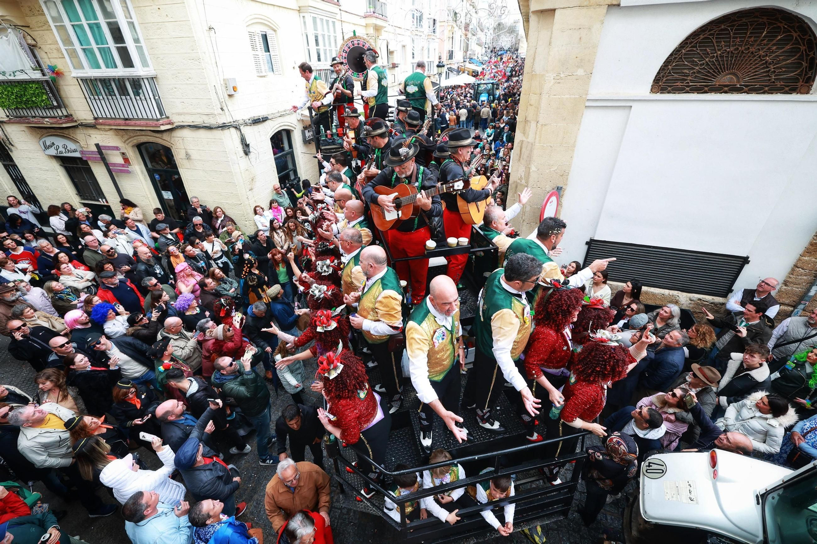 Las mejores imágenes del primer domingo del Carnaval de Cádiz