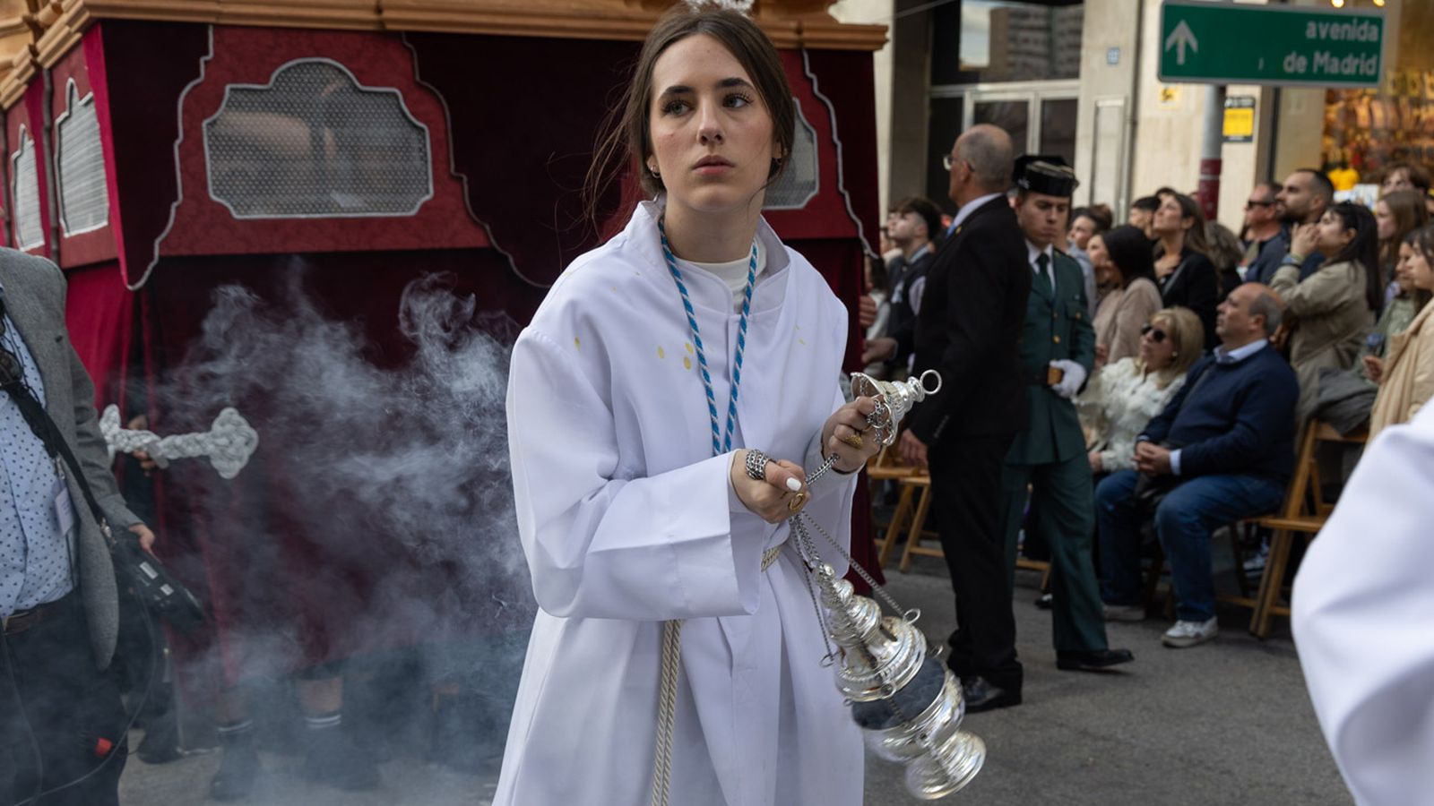 Los cofrades se rinden ante los grandes pasos de misterio del Lunes Santo