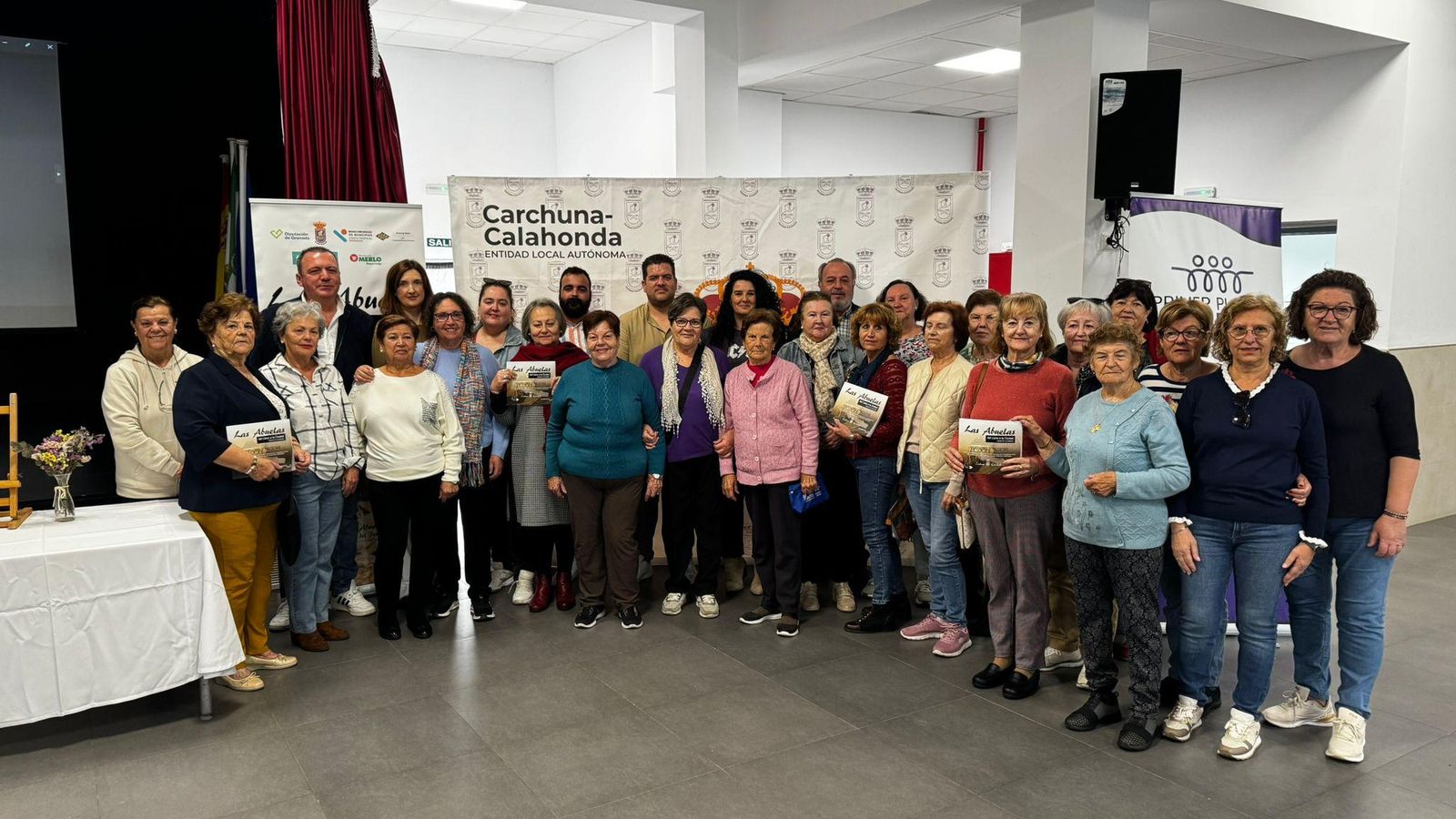 Foto de familia tras la presentación del libro