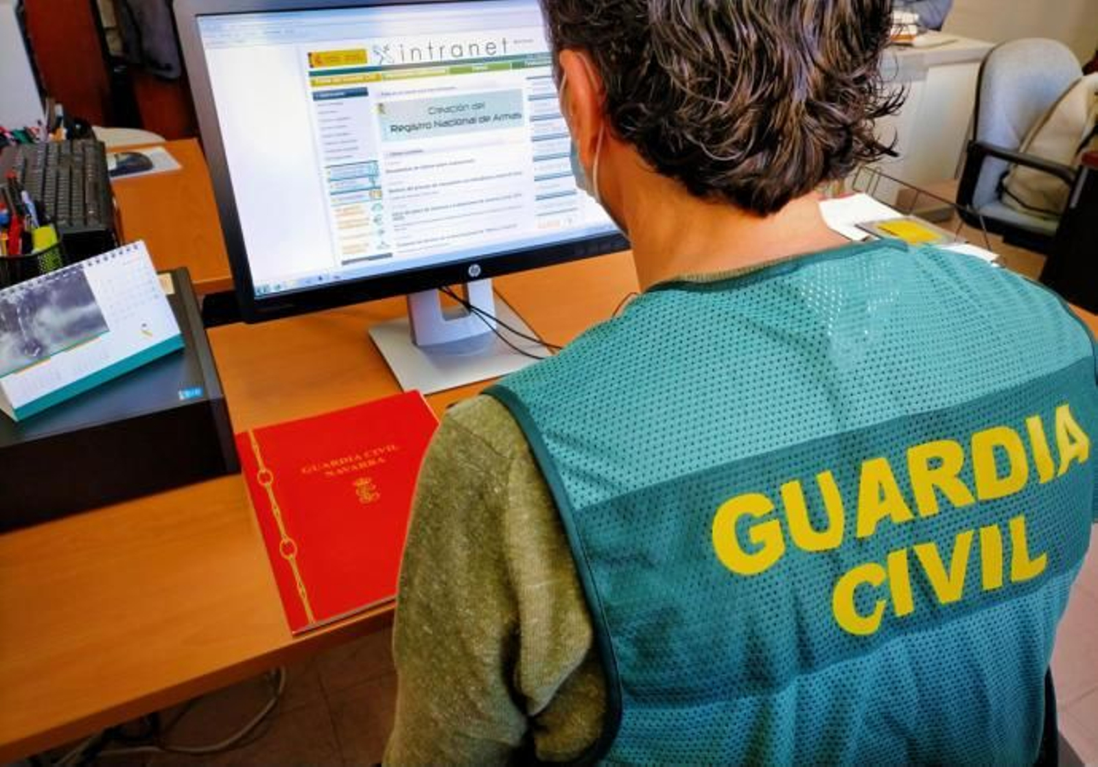 Un agente de la Guardia Civil