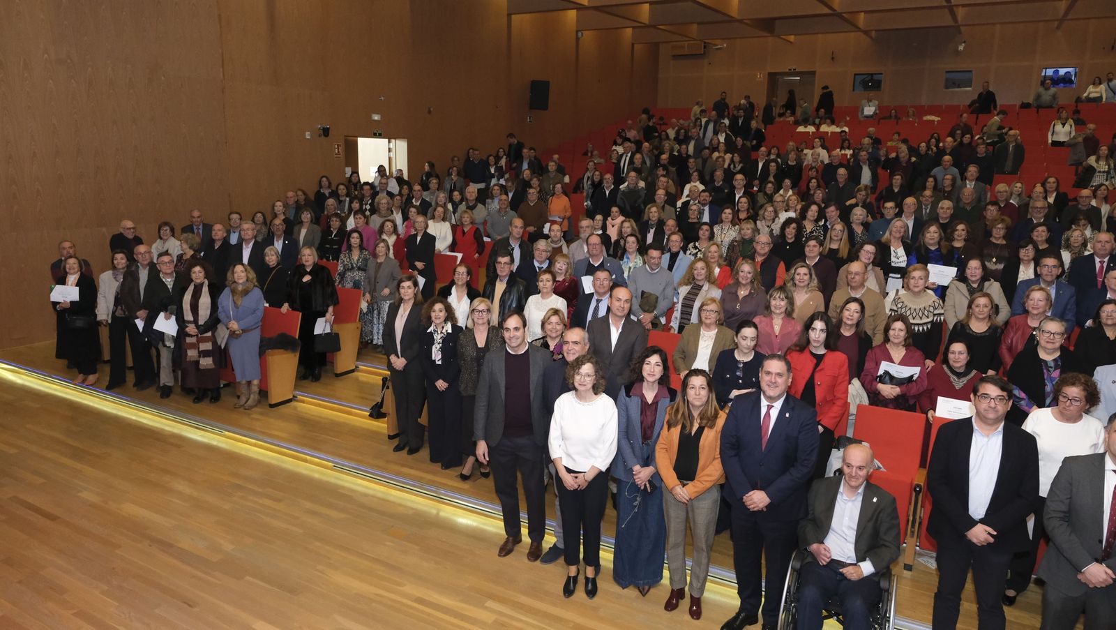 Los maestros docentes jubilados reciben su homenaje en la paraninfo de la UAL