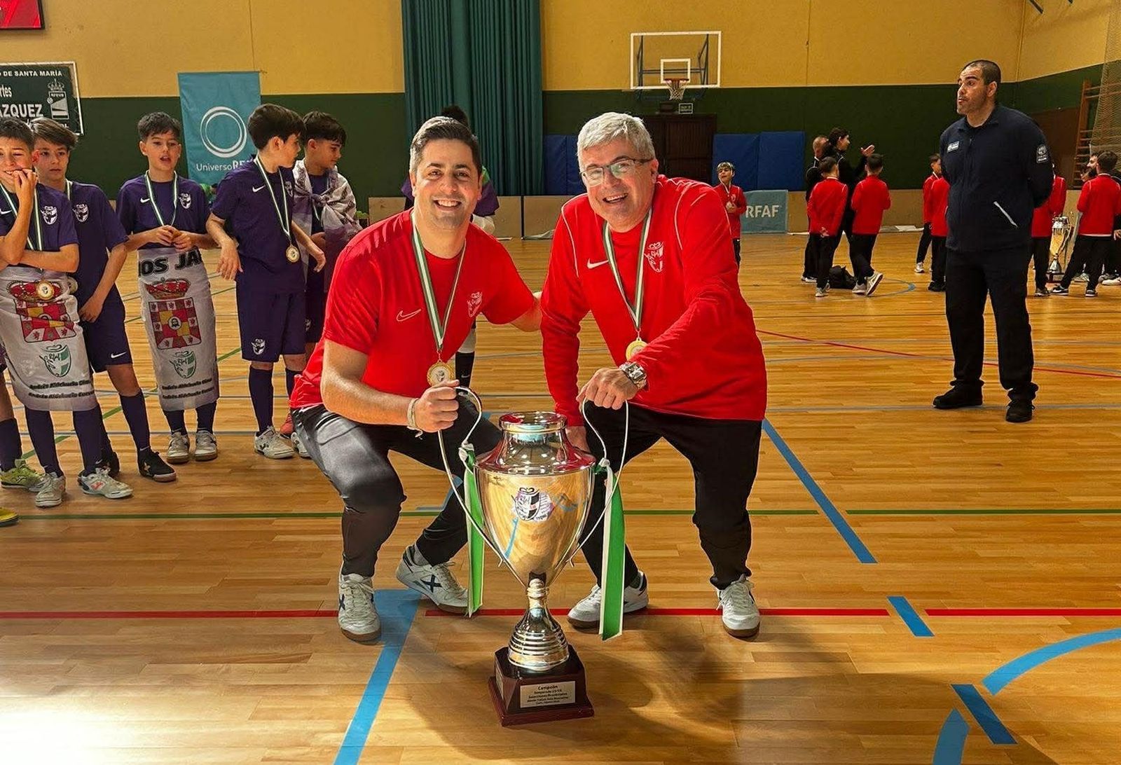 Andrés Aldehuela padre e hijo, con el trofeo.