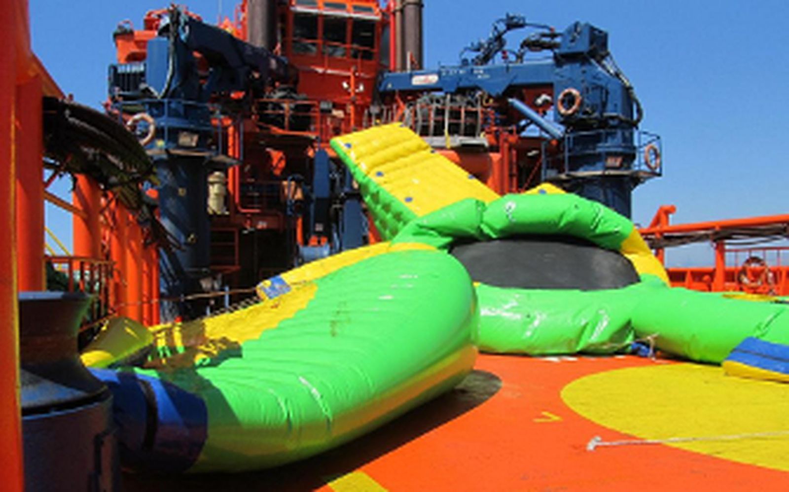Rescatado el parque acuático flotante de la playa de Getares