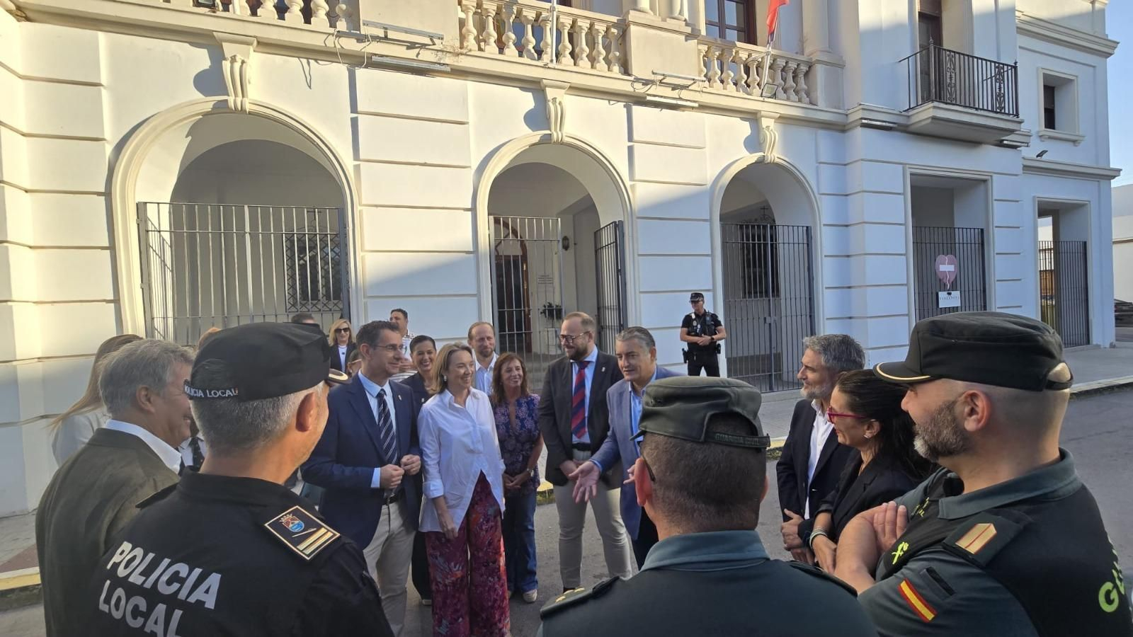 Un momento de la visita de Cuca Gamarra a Barbate.