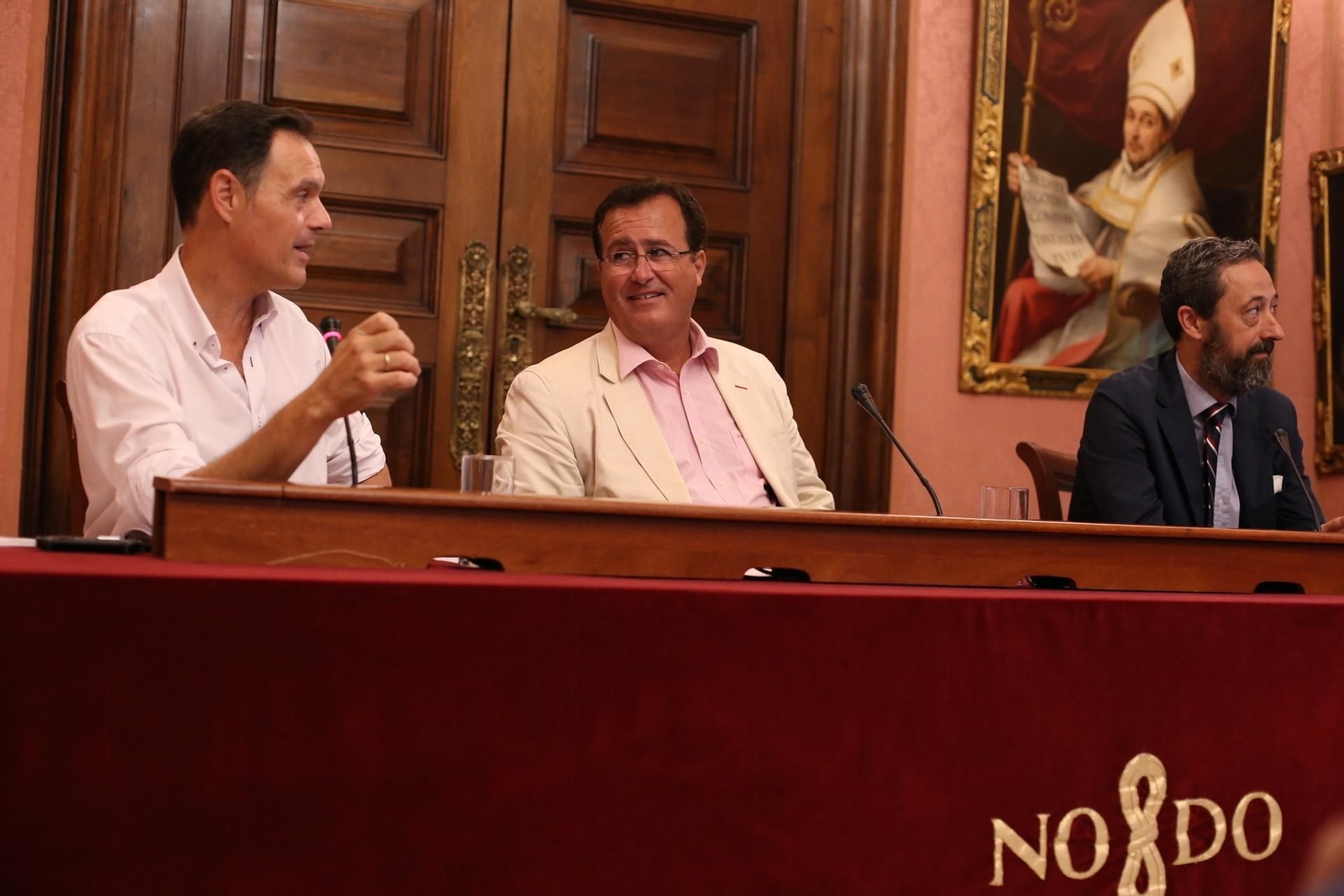 El director de la Banda Municipal, a la izquierda, durante la presentación de los actos musicales.