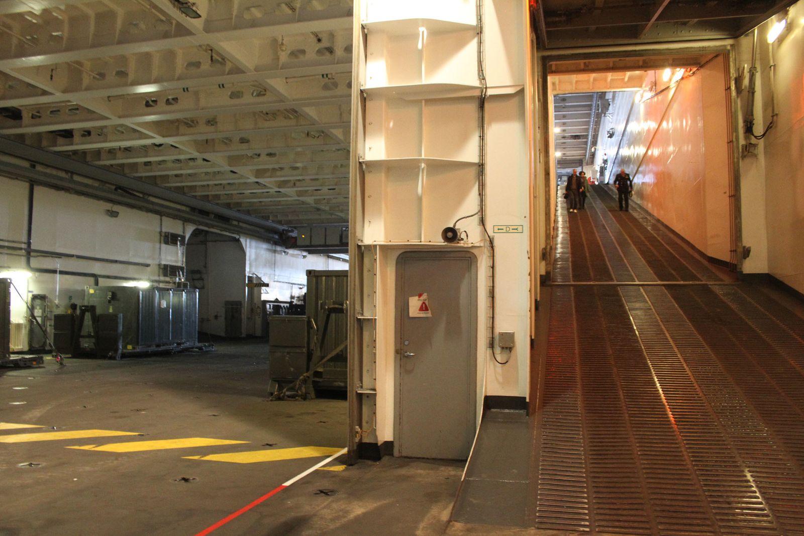 Imágenes de las primeras horas del portaaviones "Juan Carlos I" en el puerto de Huelva, durante su visita este fin de semana