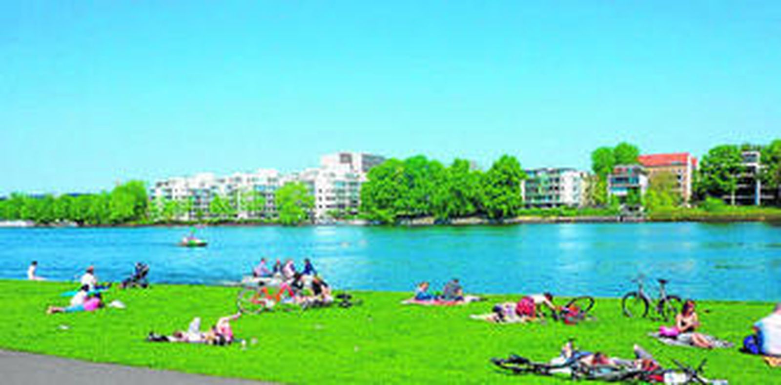 Los berlineses llenan los parques cuando la ciudad recibe al verano.