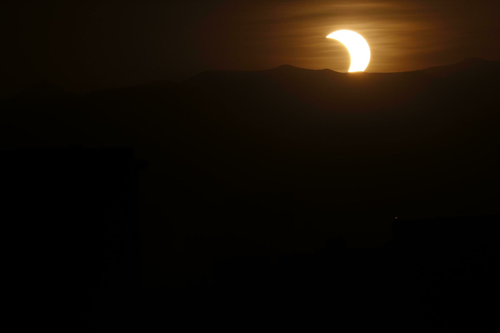 Las imágenes del último eclipse solar de la década