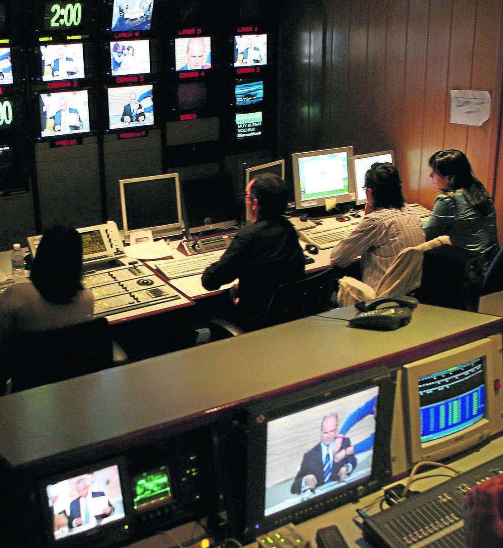Sala de control en uno de los estudios de Radio Televisión de Andalucía.