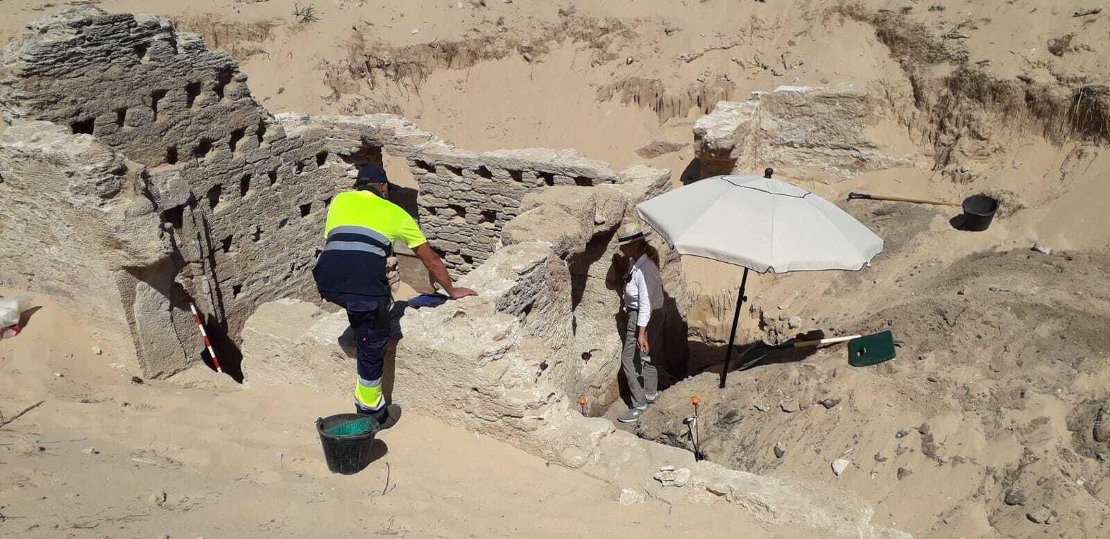 Excavación de las termas romanas en los Caños de Meca