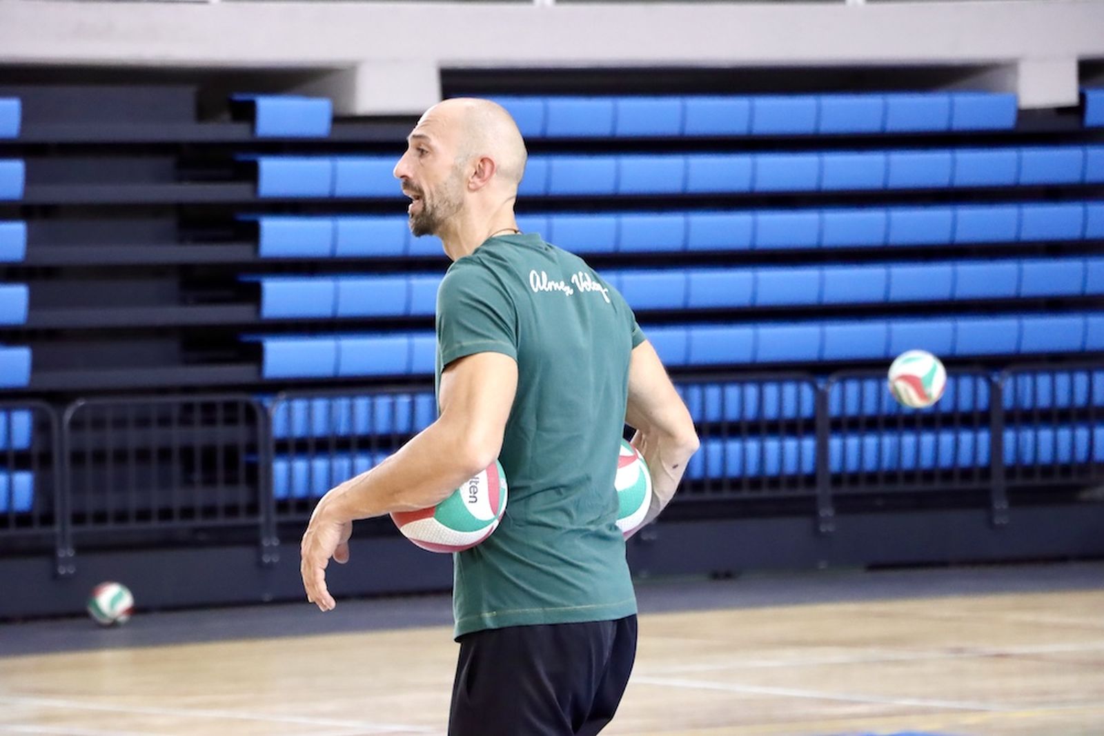 Israel Rodríguez sujeta dos bolas durante una sesión de entrenamiento del conjunto ahorrador.