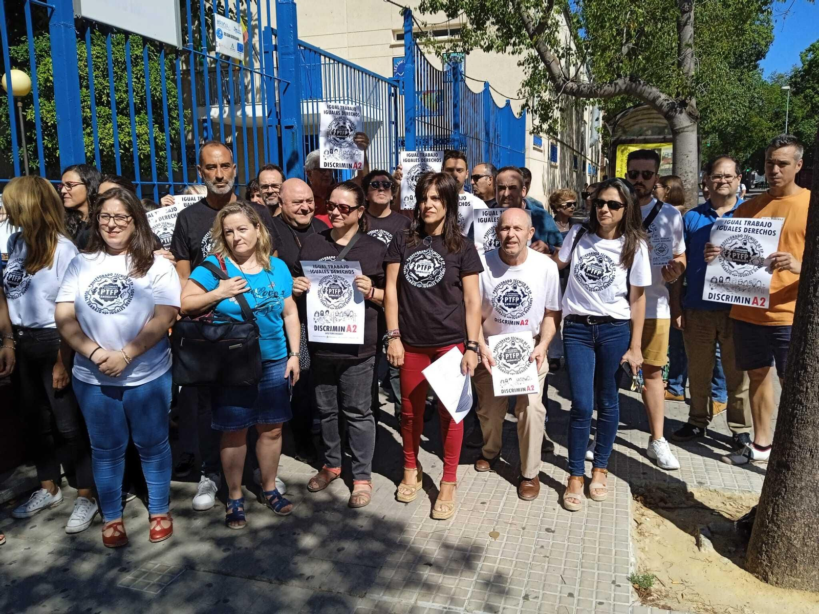 Profesores de FP concentrados ante la puerta del IES San Severiano.