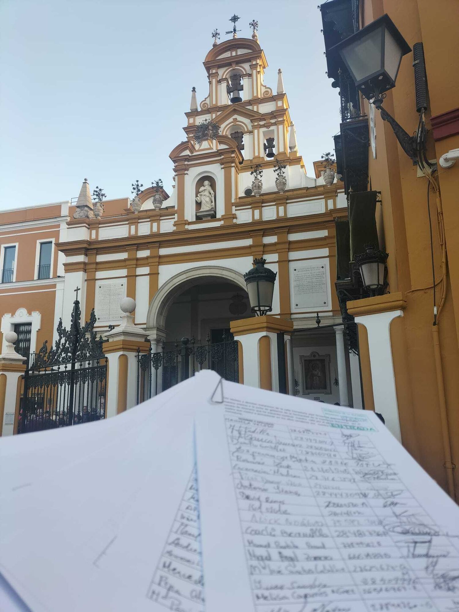 Firmas entregadas a la hermandad.