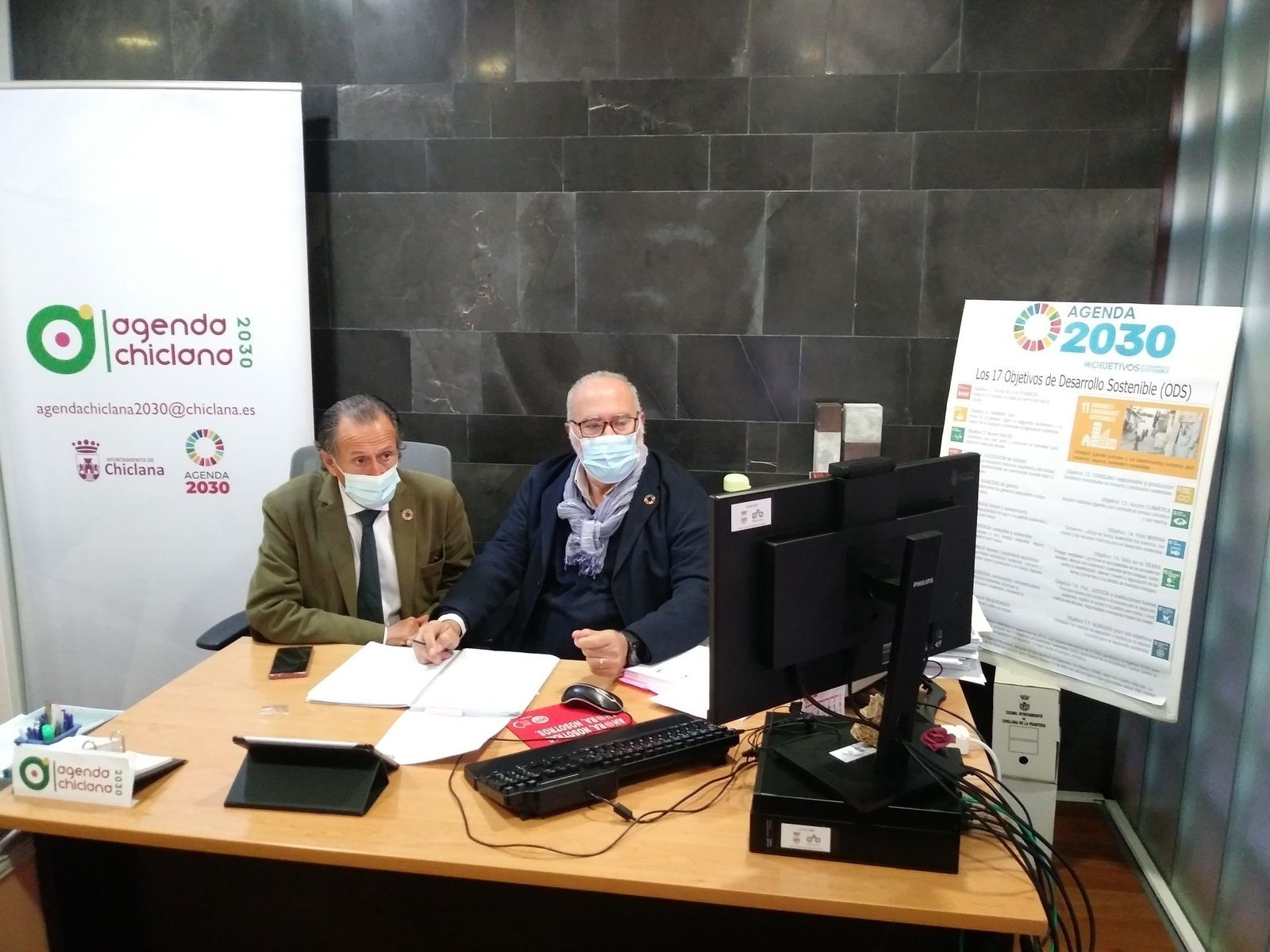 Una imagen del alcalde (i) durante la asamblea on line de Burgos.