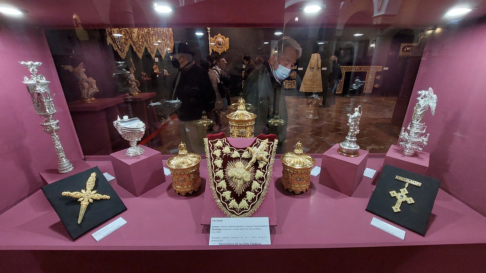 La exposición de estrenos de la Semana Santa, en imágenes