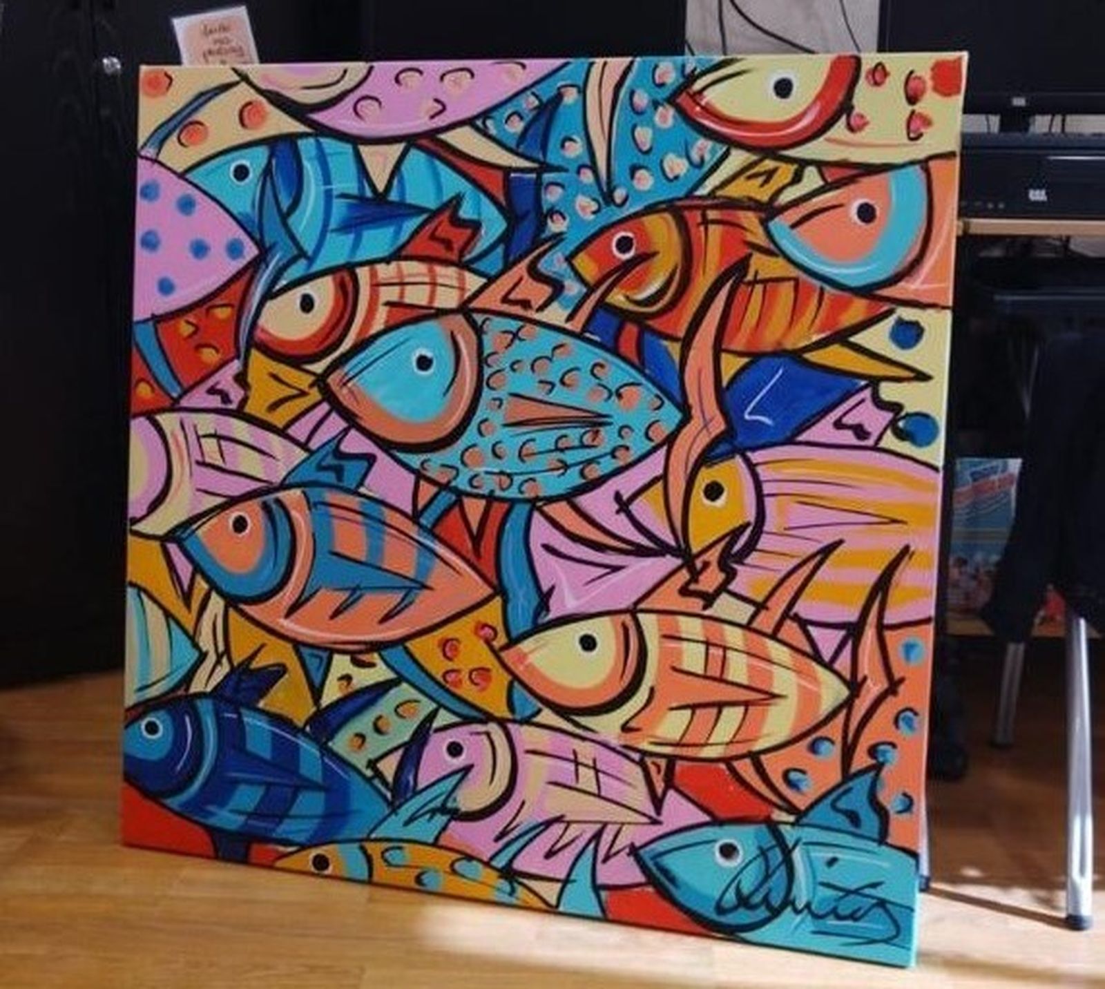 Fernando Quirós y el cuadro pintado con pequeños ingresados en el hospital de Jerez