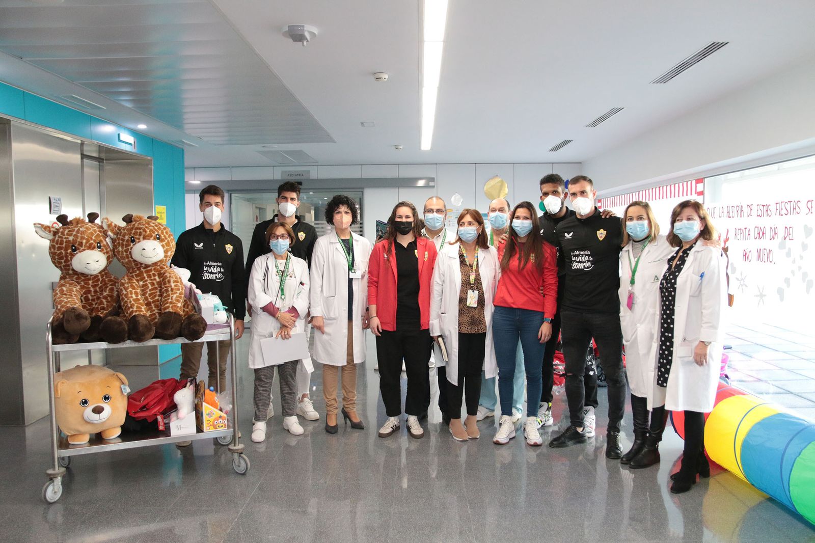 Los Reyes Magos de la UD Almería entregan sus regalos a los niños hospitalizados de Torrecárdenas