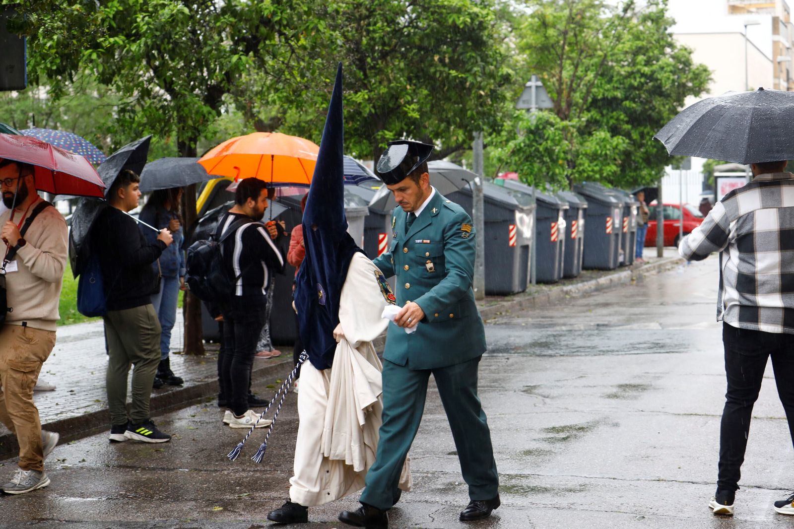 La lluvia frustra la salida de la hermandad de la Estrella el Lunes Santo, en imágenes