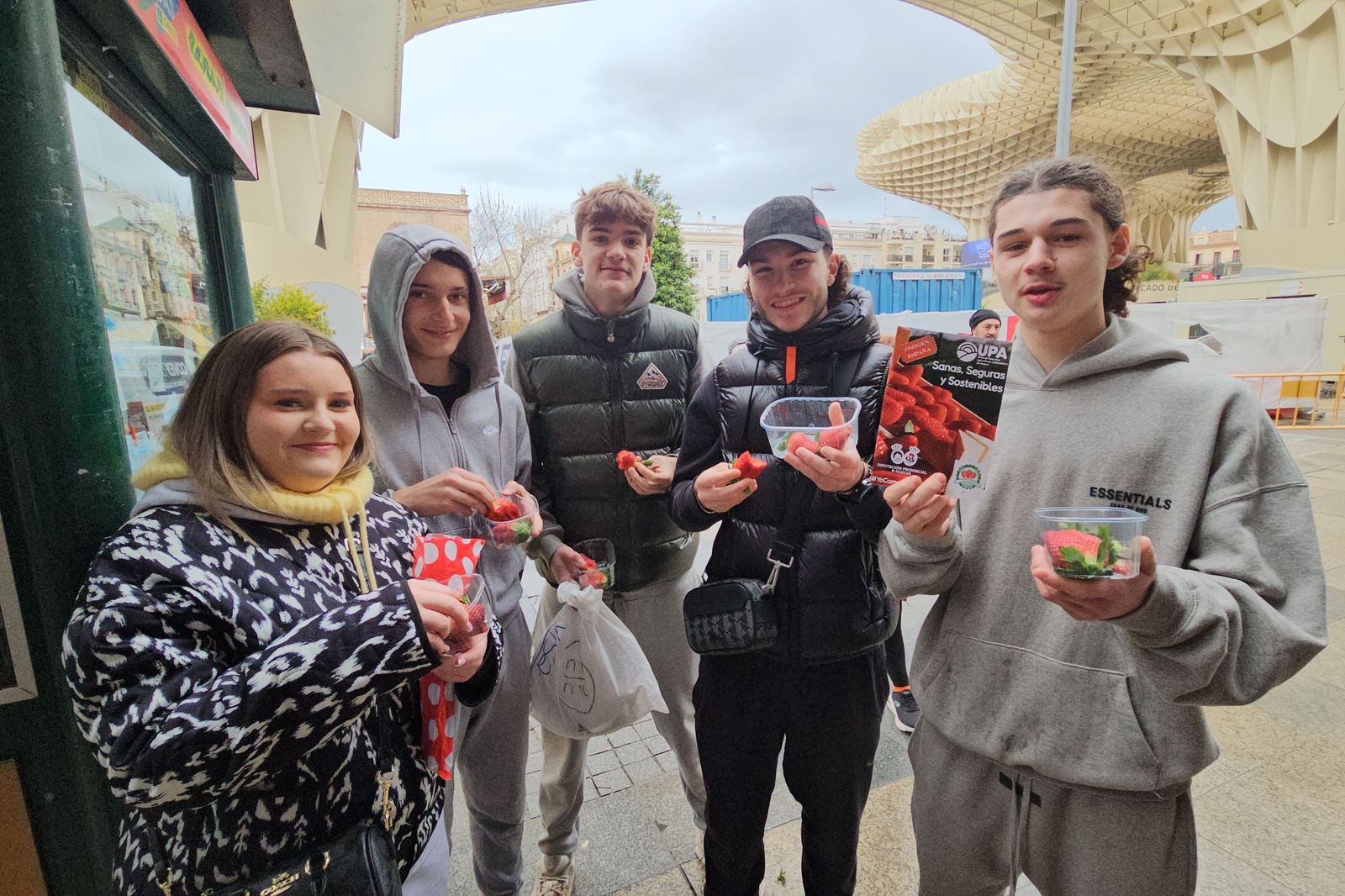 Reparto de tarrinas de fresas de Huelva en las Setas de Sevilla.