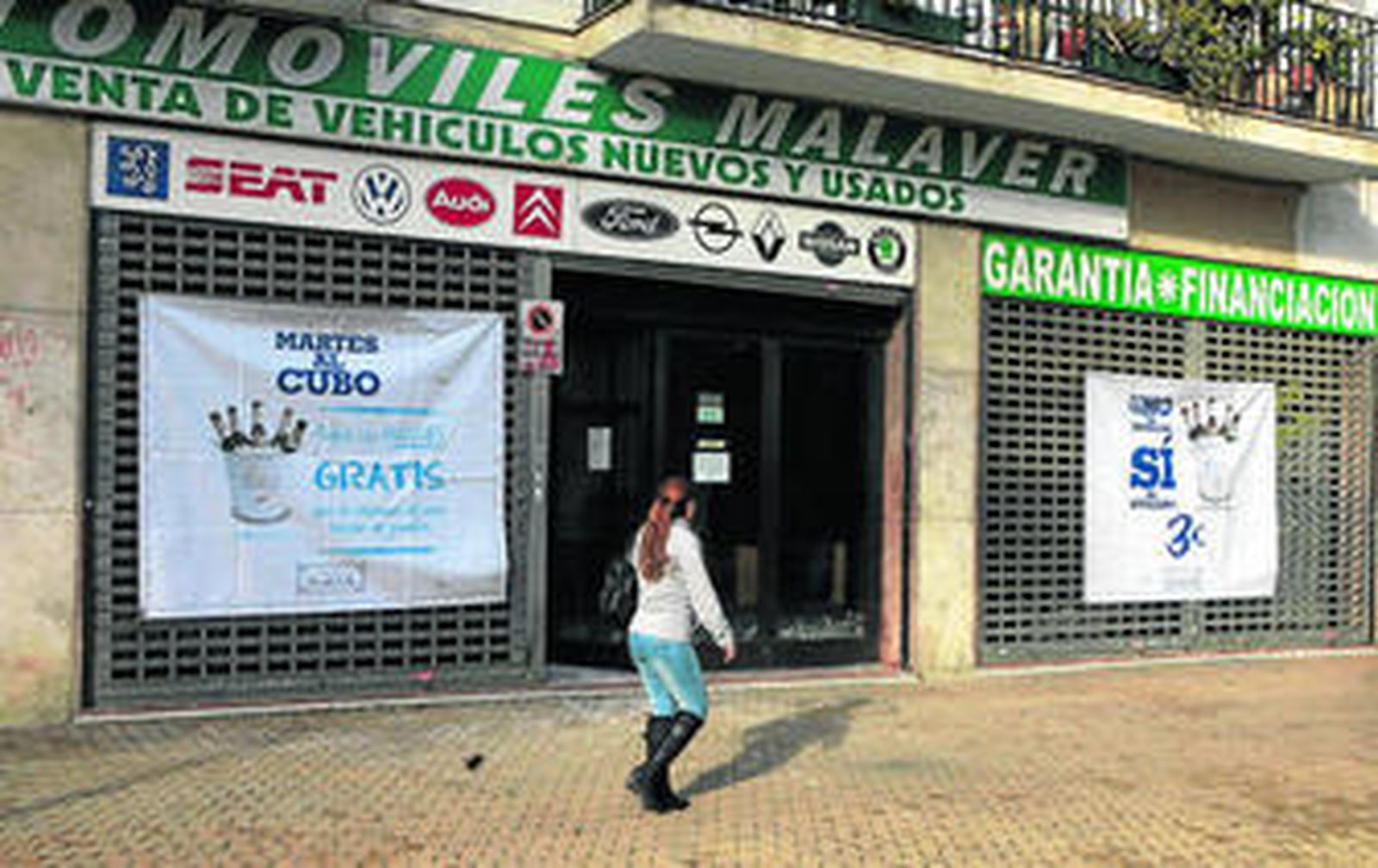 La cartelería del nuevo negocio ya llegó a lo que durante 42 años se dedicó a compra-venta de vehículos.