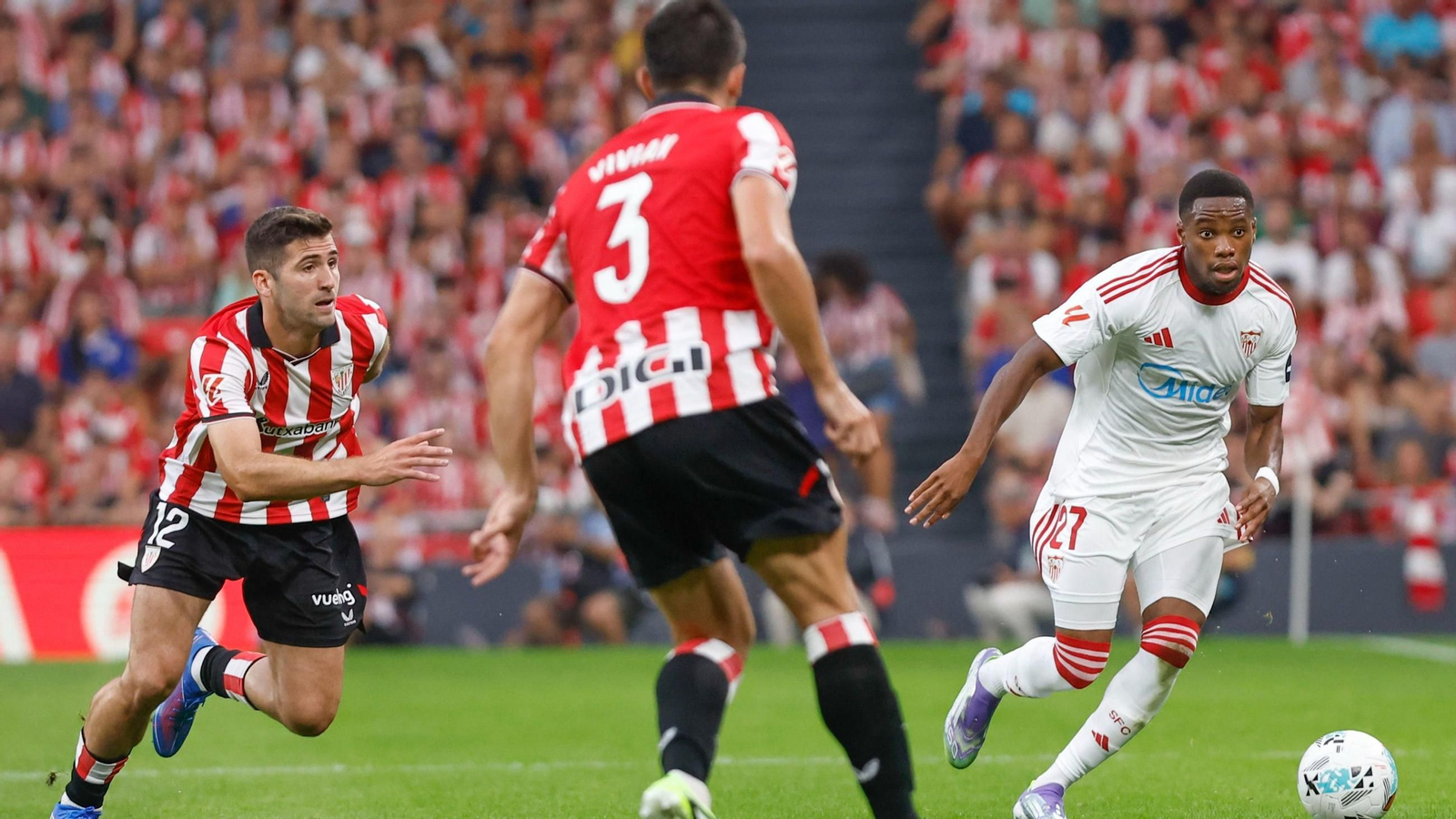 Idumbo con el balón en los pies en el encuentro contra el Athletic Club