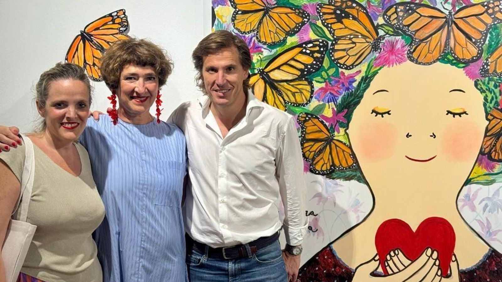 La artista Eva Armisén con los concejales Maite González García-Negrotto y Pablo Otero. La artista Eva Armisén con los concejales Maite González García-Negrotto y Pablo Otero.