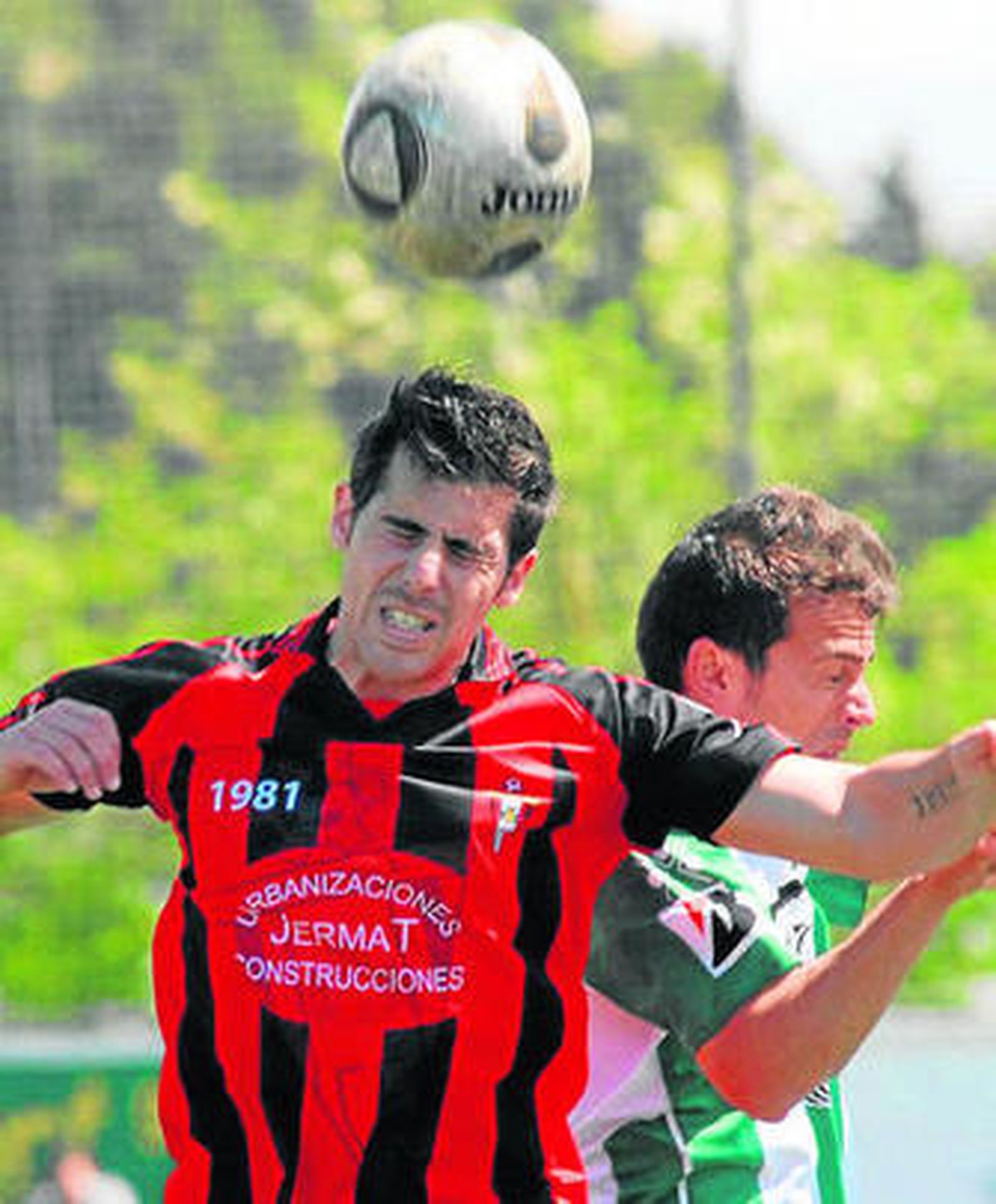 Molina, del Chiclana Industrial, intenta cabecear el balón.