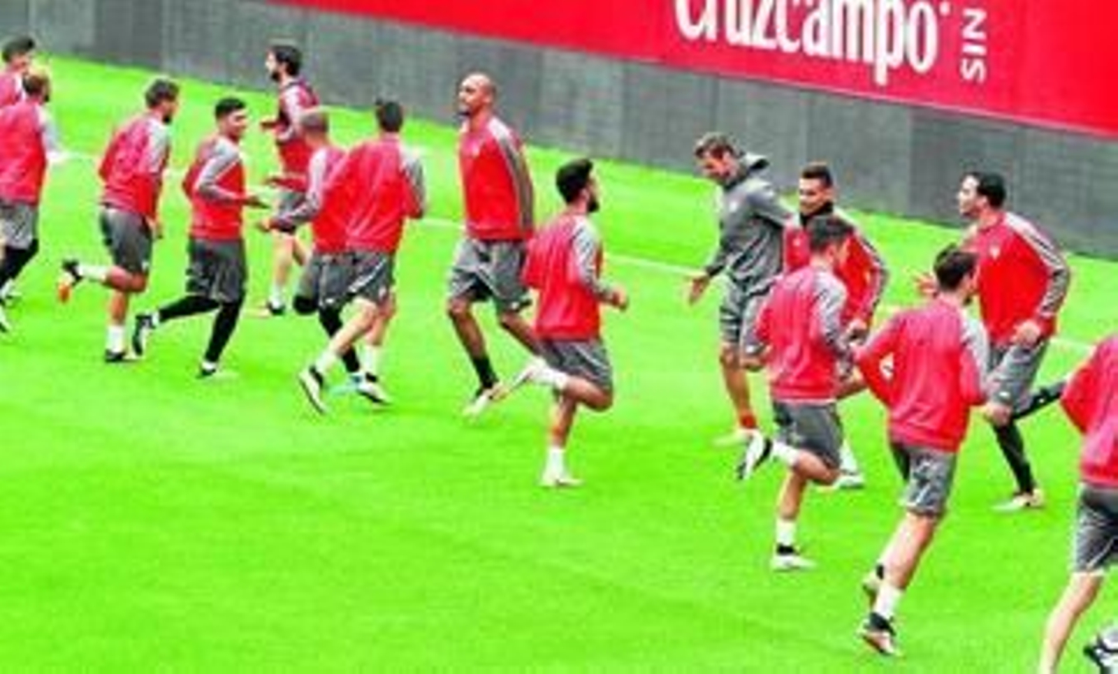 La plantilla sevillista, ayer en el calentamiento de la sesión que protagonizó sobre el césped del estadio Ramón Sánchez-Pizjuán.