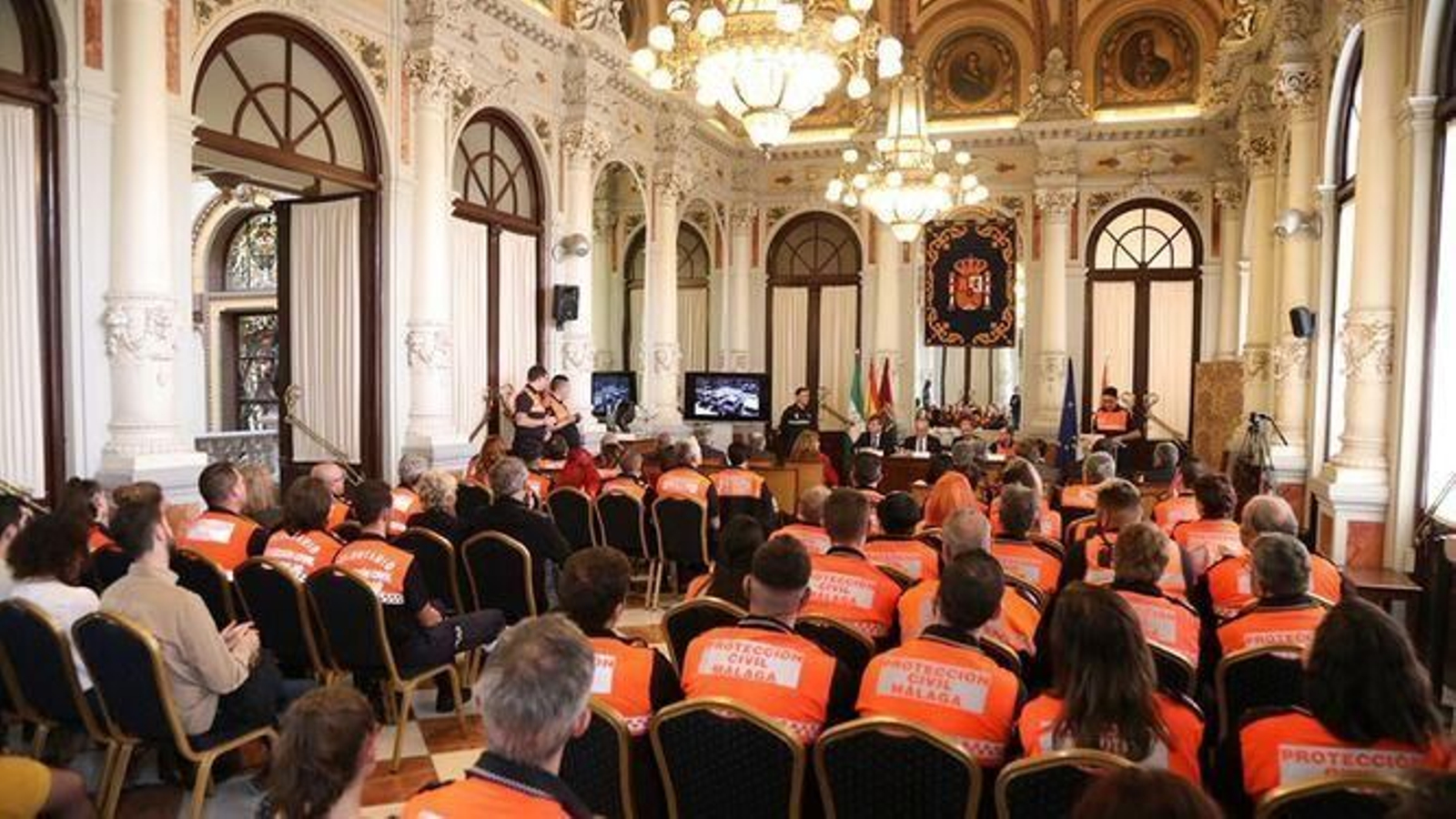 Un acto de reconocimiento a los voluntarios de Protección Civil en el Ayuntamiento de Málaga. Un acto de reconocimiento a los voluntarios de Protección Civil en el Ayuntamiento de Málaga.