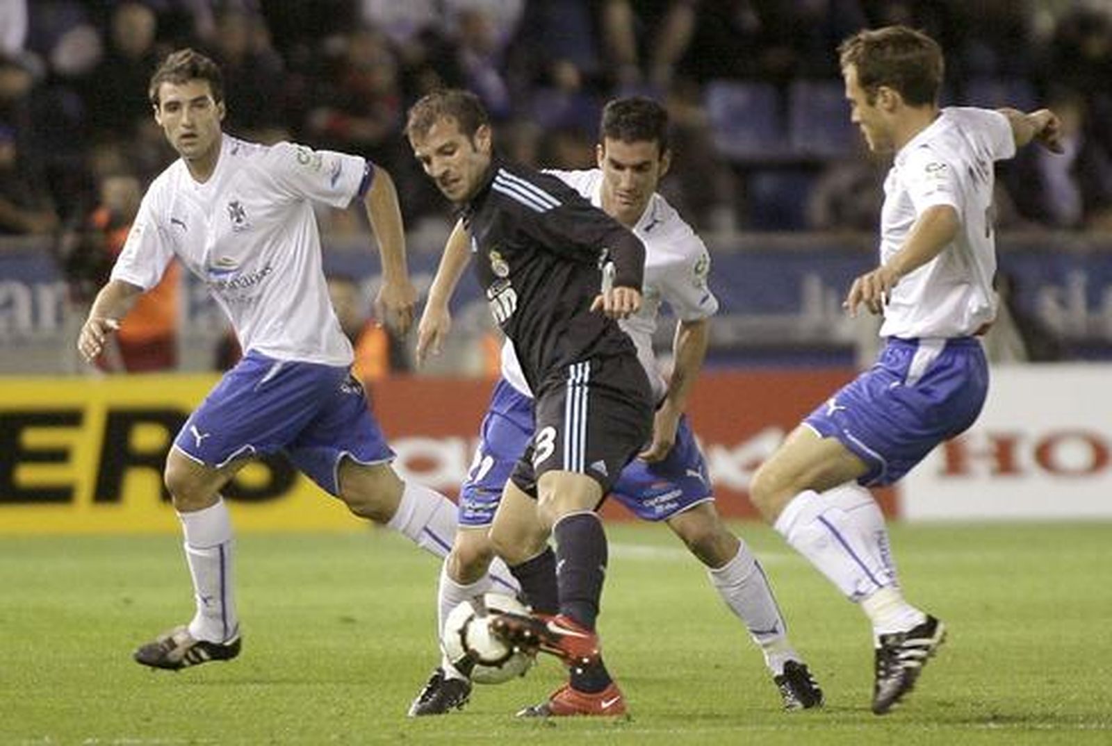 Los de Pellegrini golean al Tenerife en el Heleliodoro Rodríguez López con goles de Higuaín (dos), Kaká, Ronaldo y Raúl. / AFP · EFE · Reuters