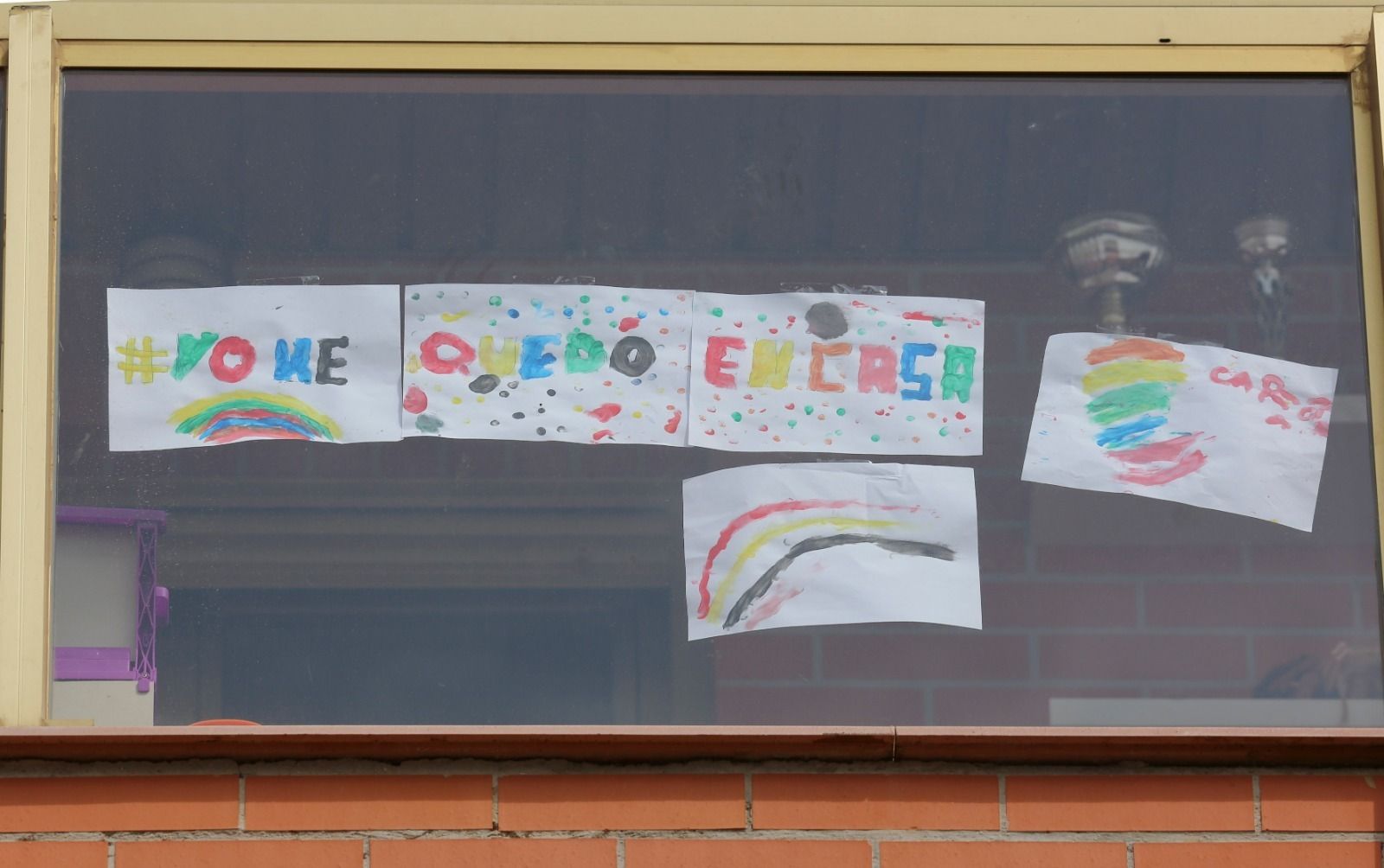 Carteles de la campaña #yomequedoencasa en un bloque de vecinos de Málaga.