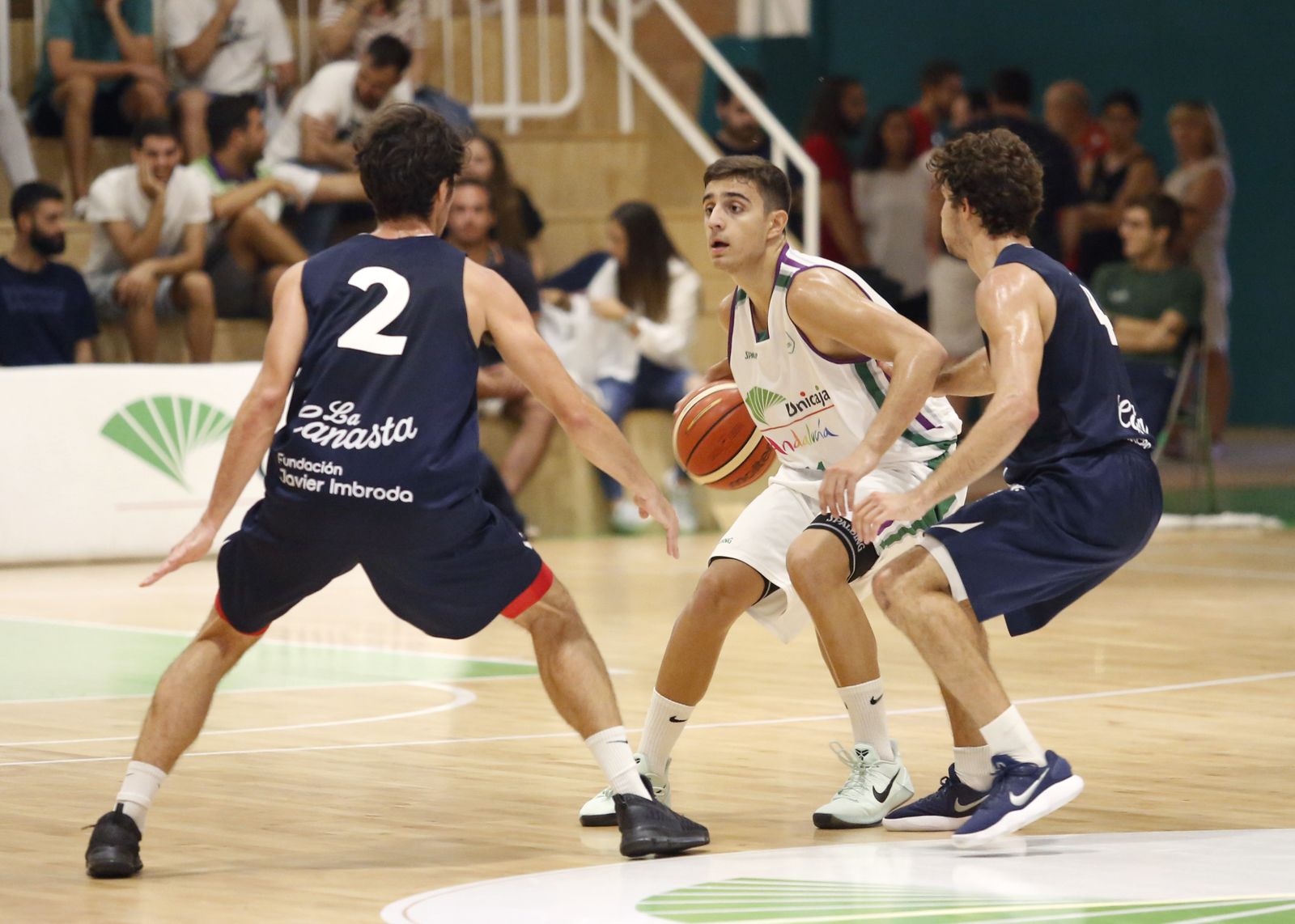Lucas Muñoz (Unicaja), defendido por Pablo Imbroda (MedacBasket).