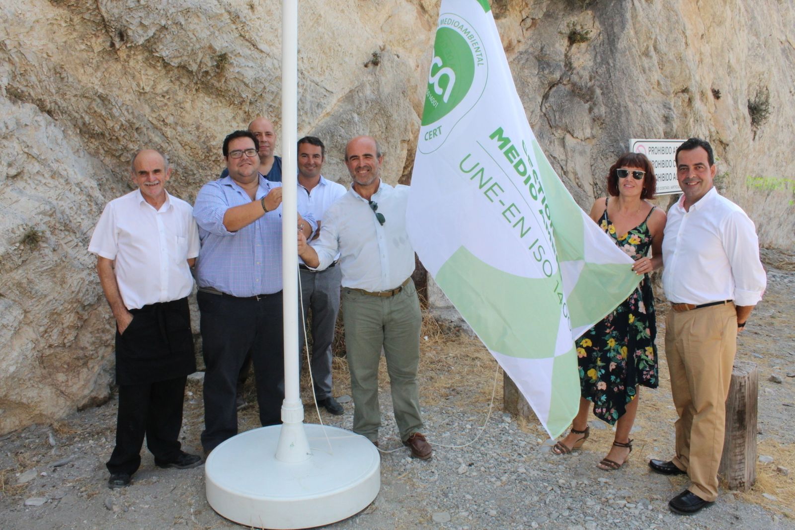 Autoridades municipales, hosteleros y técnicos izaron ayer la bandera.