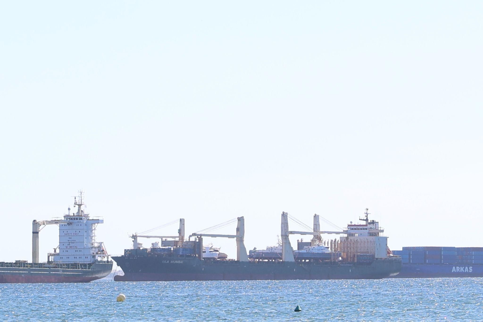 El 'Lila Mumbai' fondeado en aguas de la Bahía de Algeciras, este lunes.