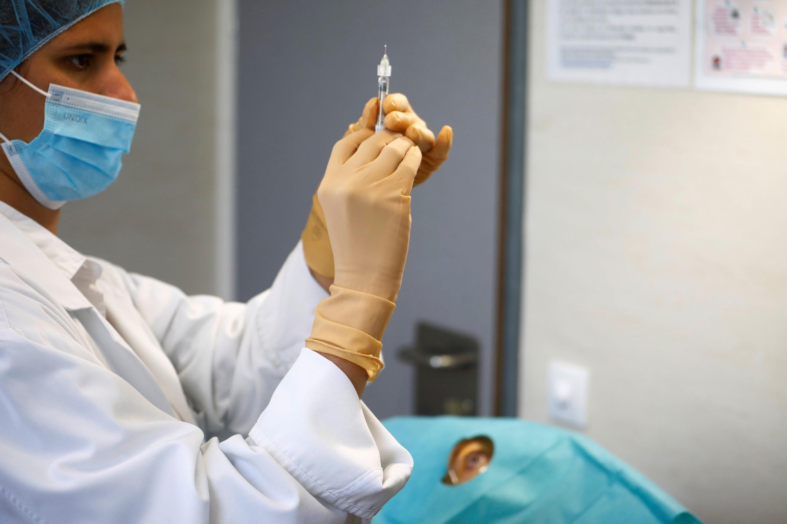 Una oftalmóloga prepara una inyección intravítrea.