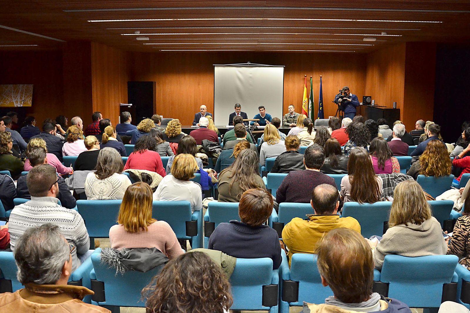Cientos de concejales y técnicos en la reunión informativa de ayer en la Delegación Territorial de Empleo.