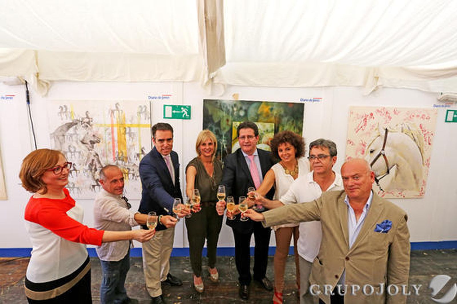 La alcaldesa brinda junto a los artistas, Rafael Navas y Bernardo Palomo ayer tras la inauguración. 

Foto: Pascual