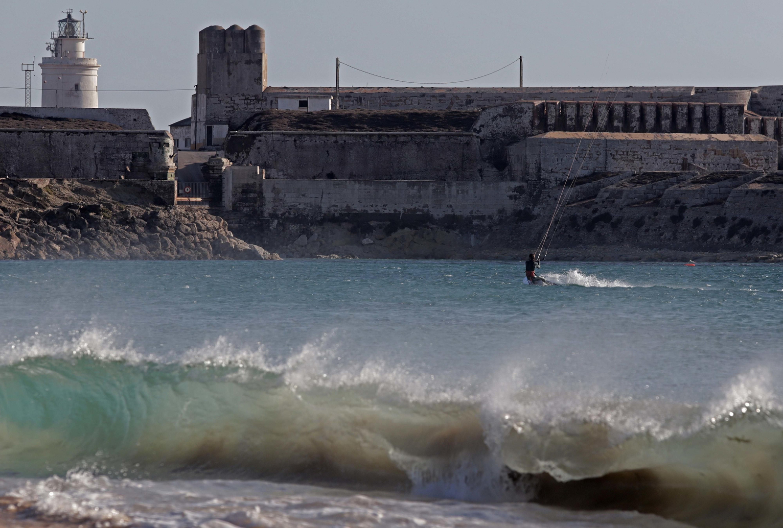 Un kitesurfista ante la Isla de las Palomas en Tarifa Un kitesurfista ante la Isla de las Palomas en Tarifa
