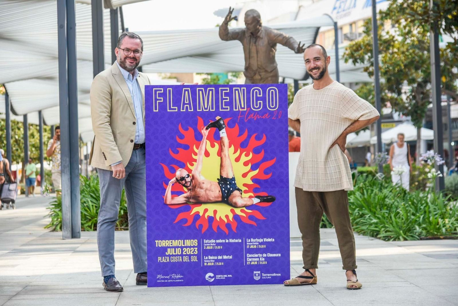 El concejal de Cultura y Eventos, José Manuel Ruiz (I.), y el bailaor Manuel Roldán.