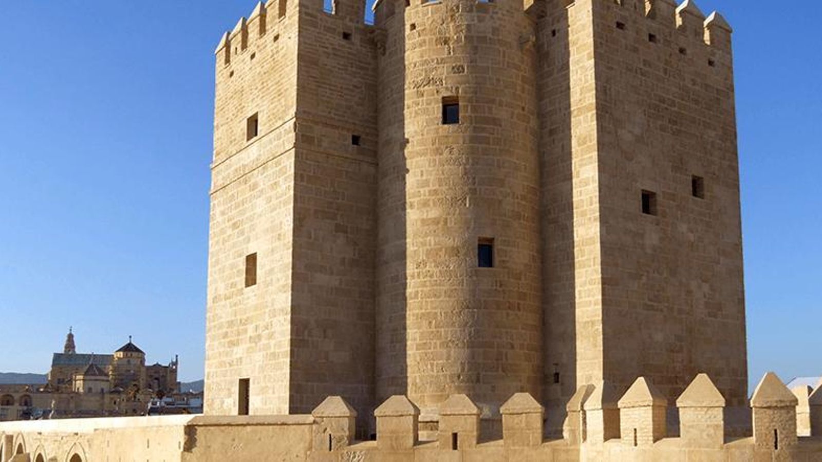 La Torre de la Calahorra fue, en tiempos, presidio de nobles y escuela femenina La Torre de la Calahorra fue, en tiempos, presidio de nobles y escuela femenina