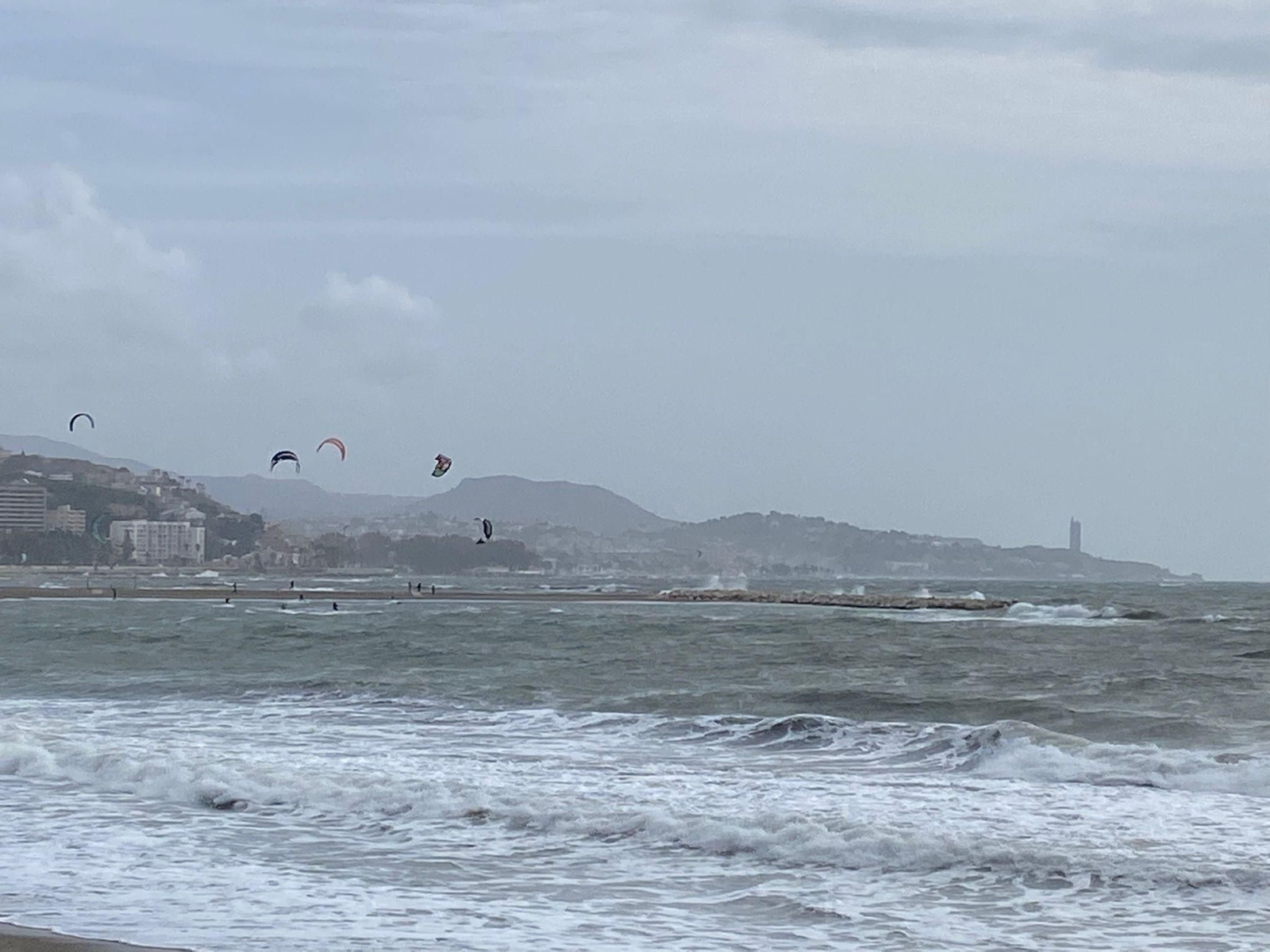 Kitesurfistas en una playa en Málaga.