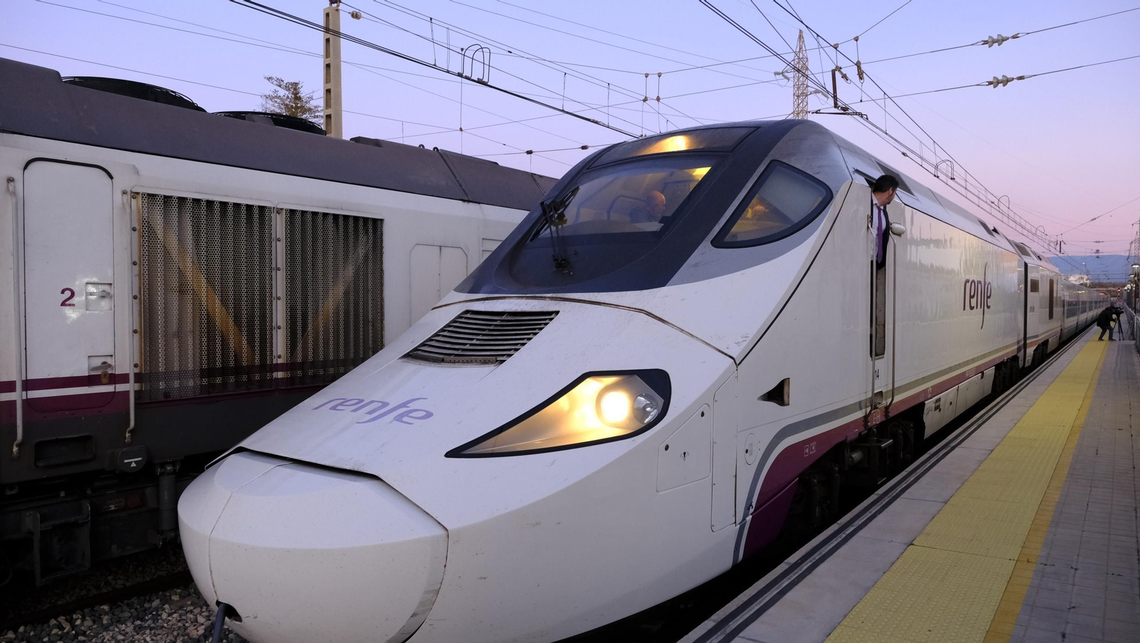 El primer Alvia de Renfe sale de la Estación de Huércal de Almería, en imágenes