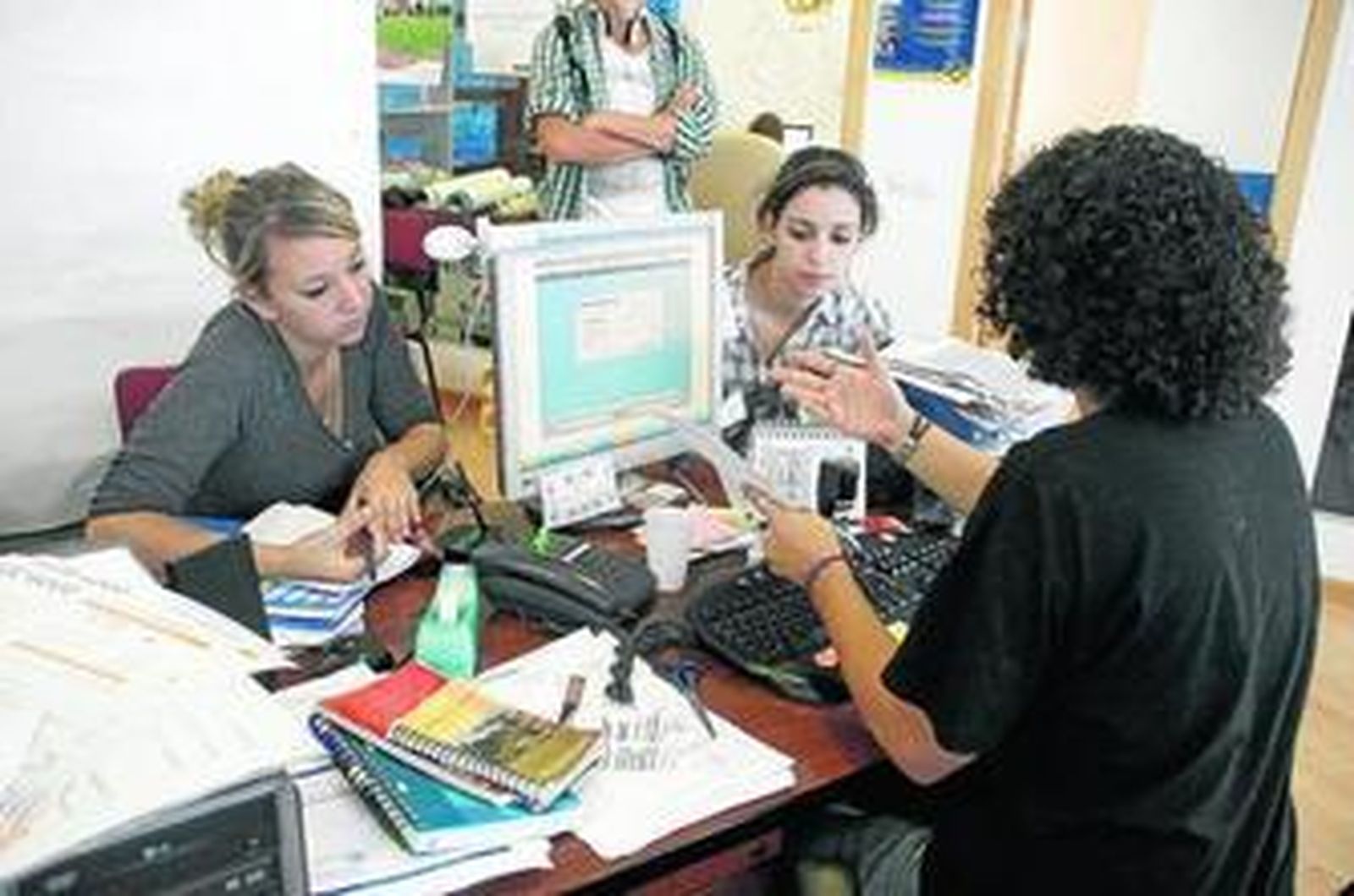 Una alumna recibe información sobre el programa de alojamiento.