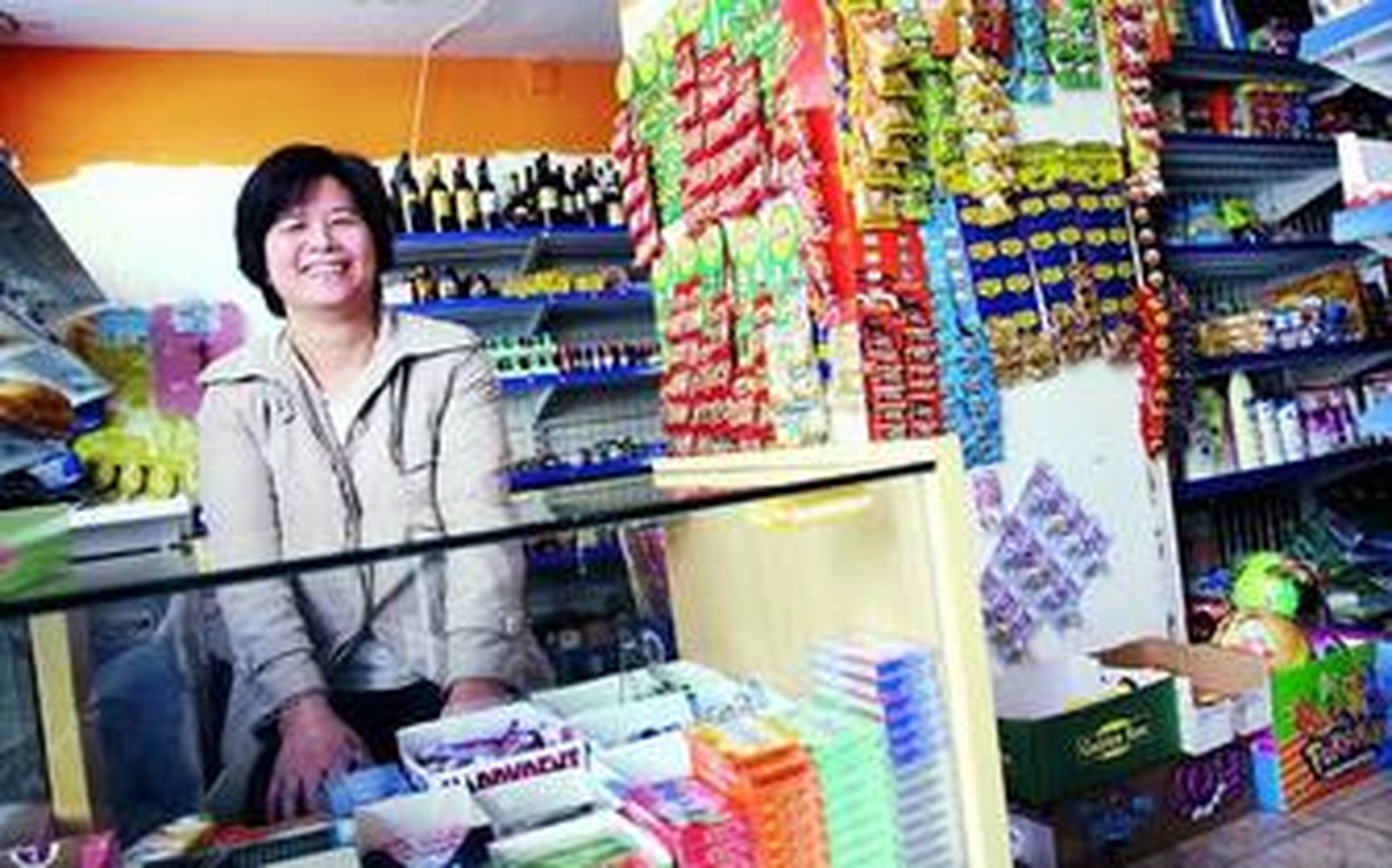 Hong Zhang regenta uno de los comercios de alimentación del Paseo de los Tilos.